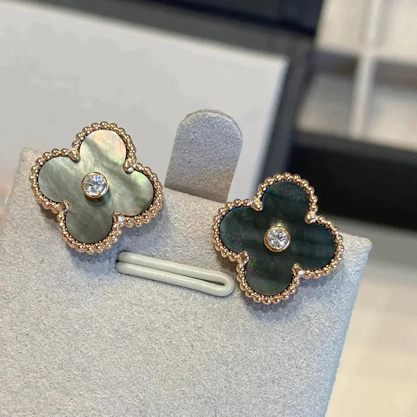 [Clover]CLOVER MEDIUM 1 MOTIFS GRAY MOP  DIAMOND EARRINGS