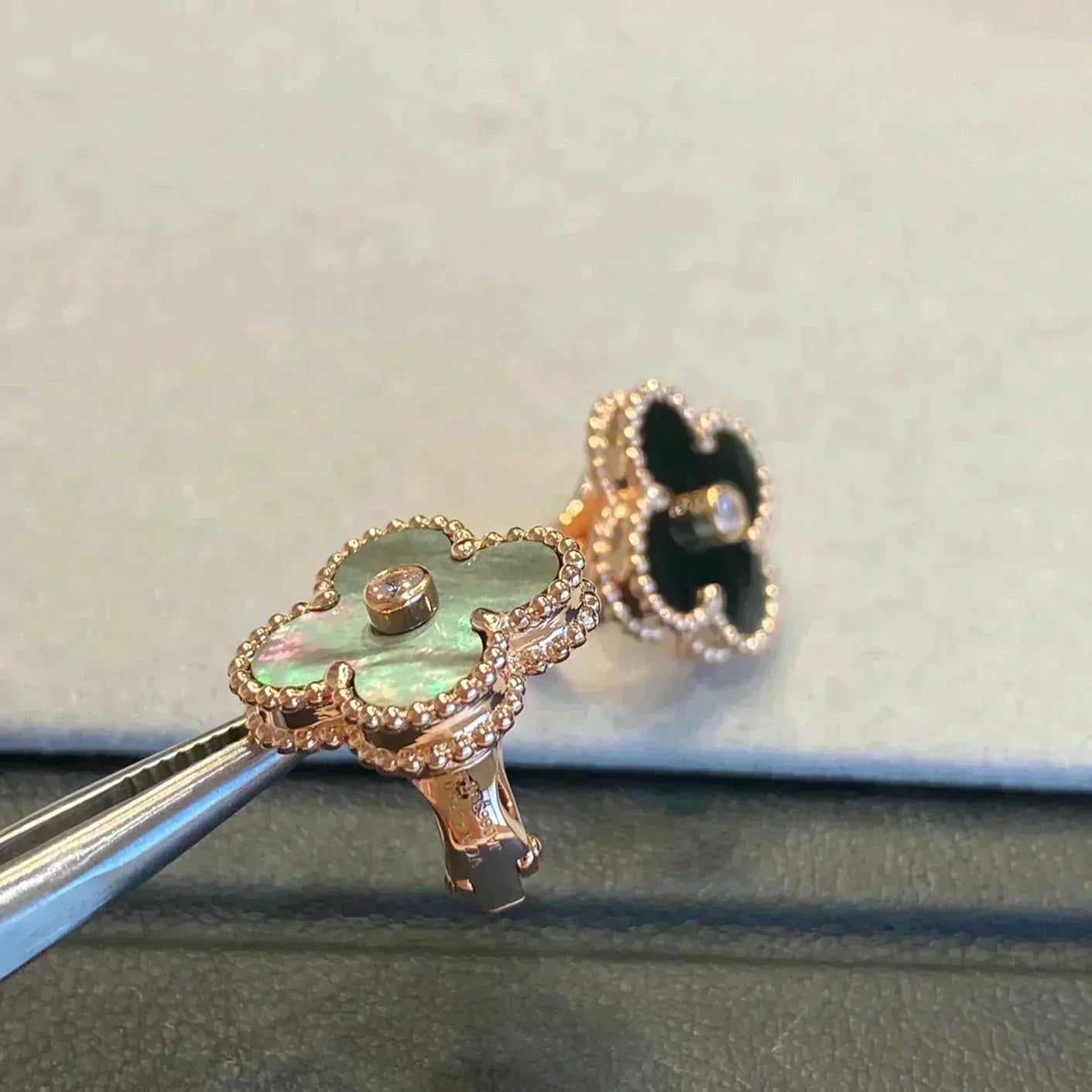 [Clover]CLOVER MEDIUM 1 MOTIFS GRAY MOP  DIAMOND EARRINGS