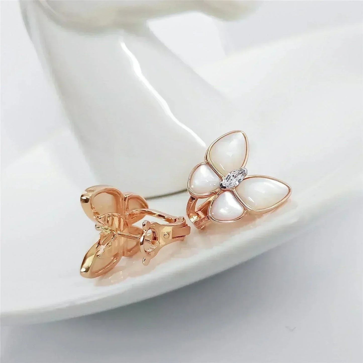 [Clover]BUTTERFLY MOP DIAMOND EARRINGS