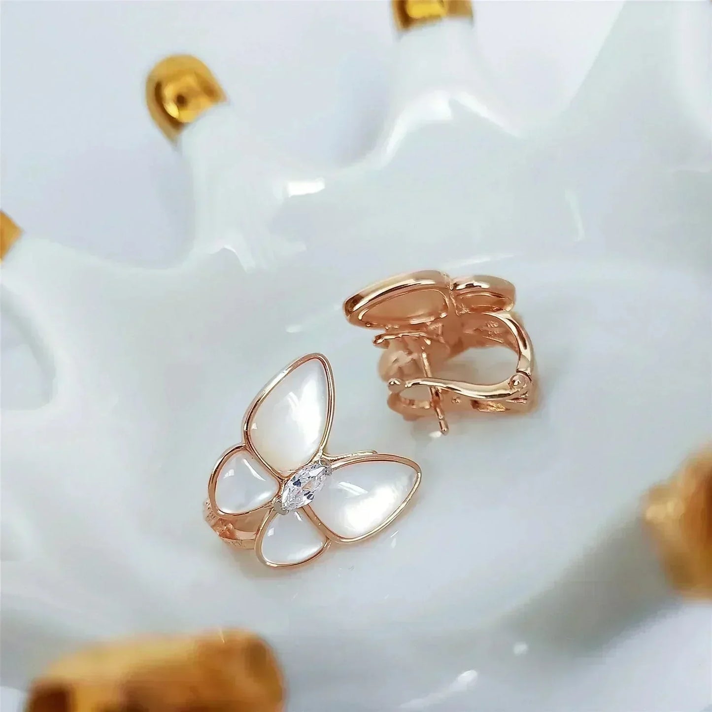 [Clover]BUTTERFLY MOP DIAMOND EARRINGS