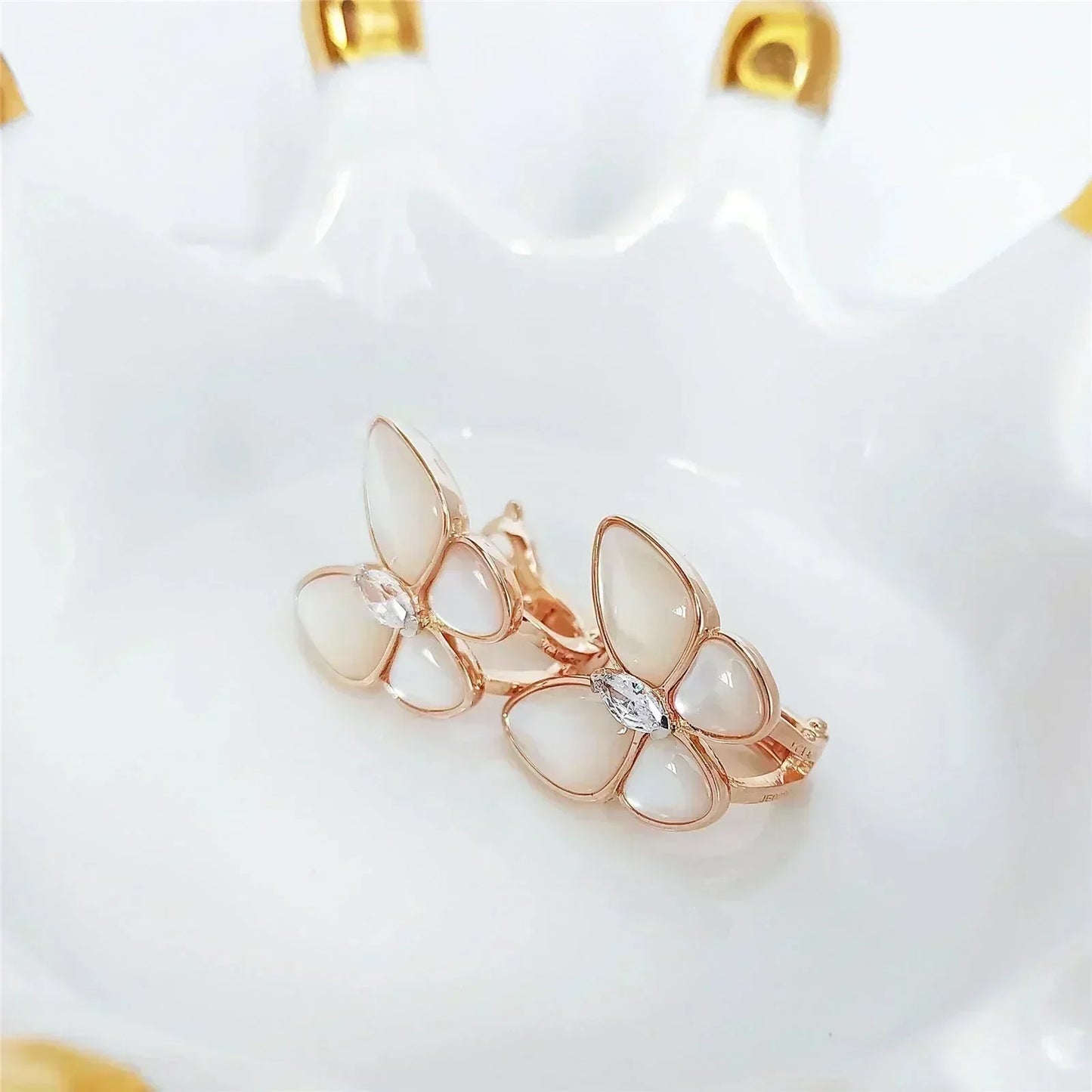 [Clover]BUTTERFLY MOP DIAMOND EARRINGS