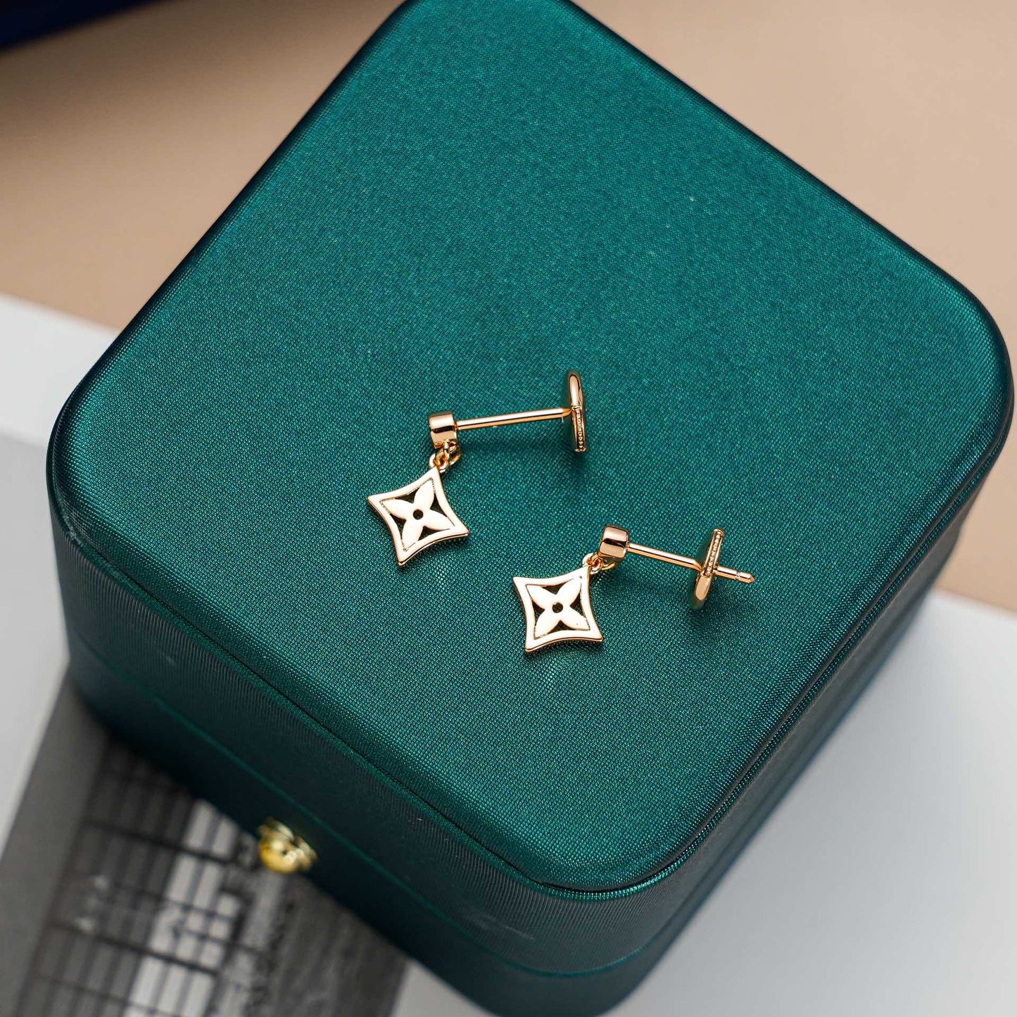 [Clover]STAR EARRINGS GOLD