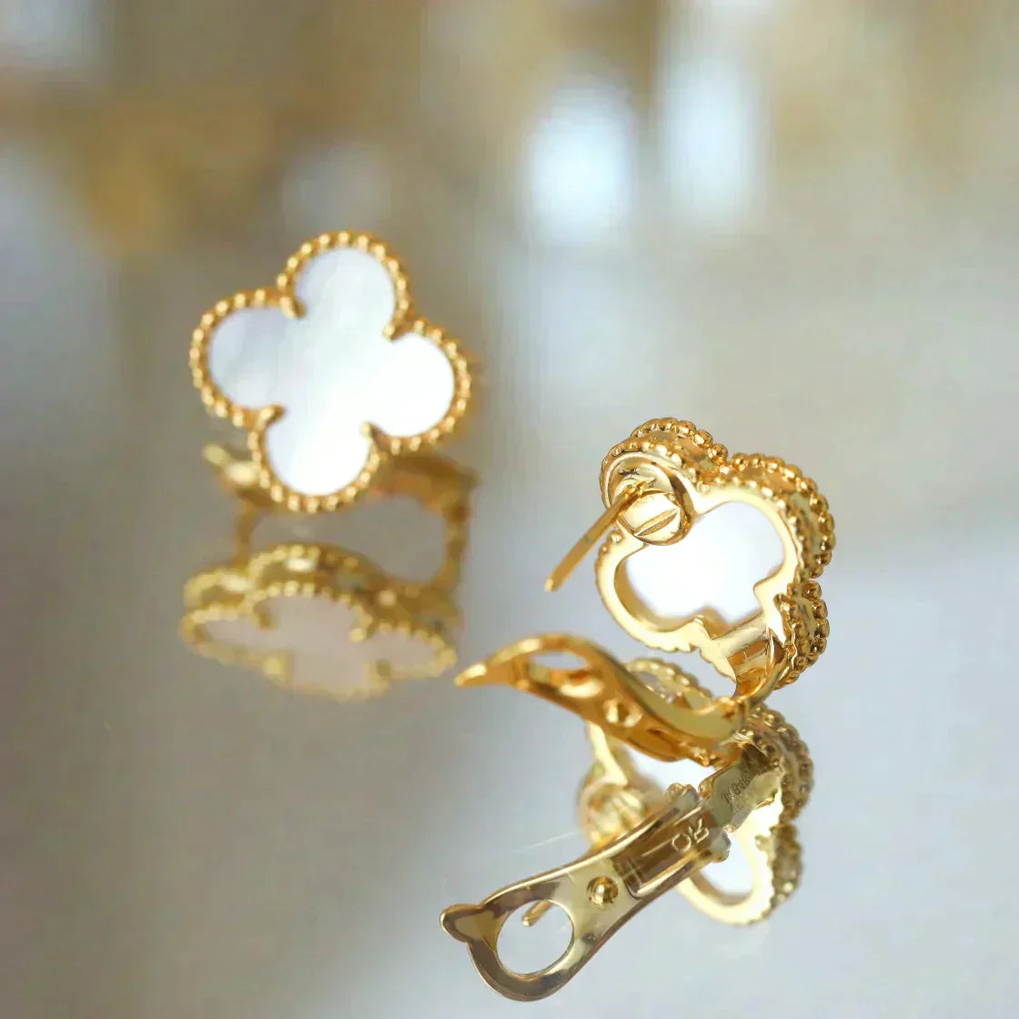 [Clover]CLOVER MEDIUM 1 MOTIFS  WHITE MOP STUD EARRINGS