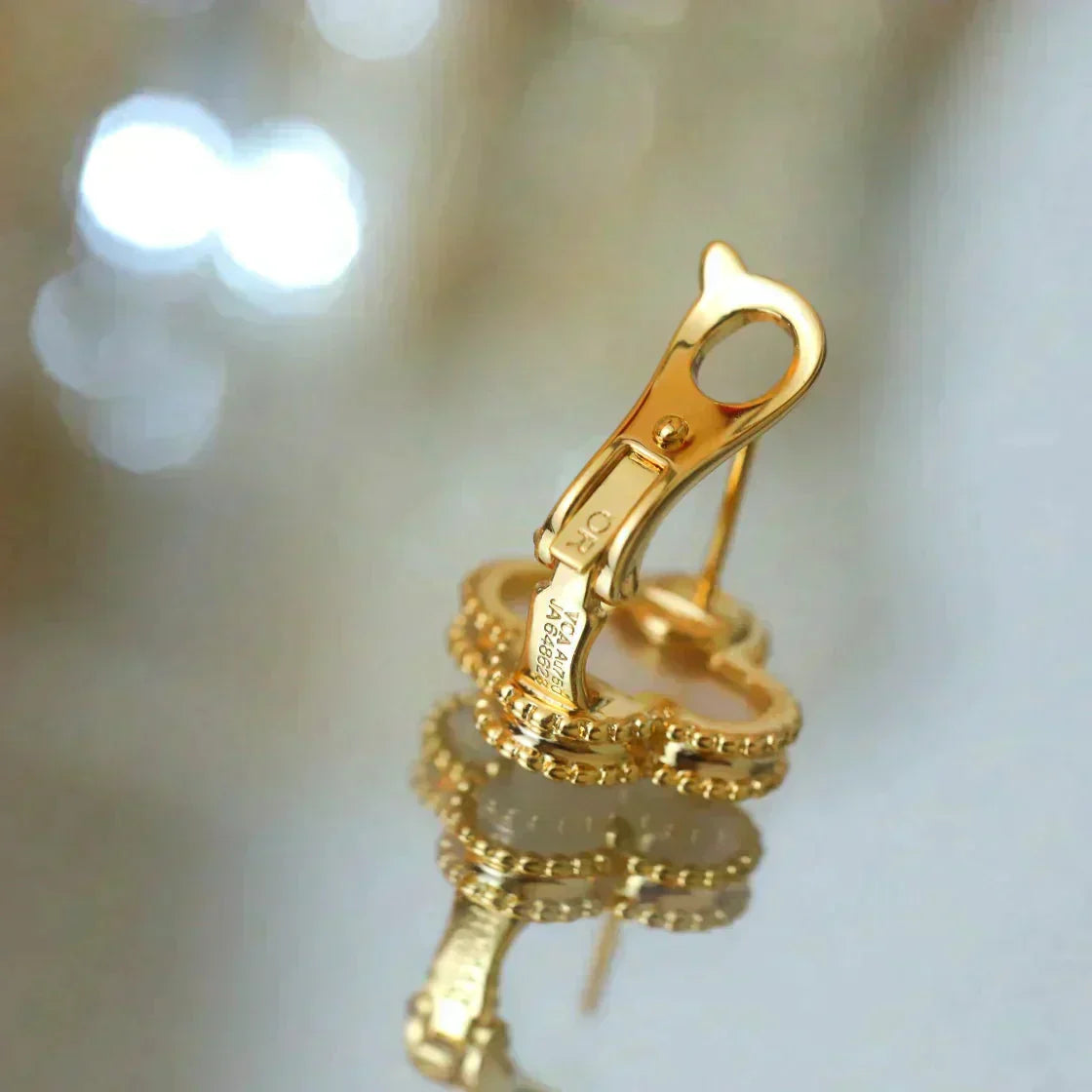 [Clover]CLOVER MEDIUM 1 MOTIFS  WHITE MOP STUD EARRINGS