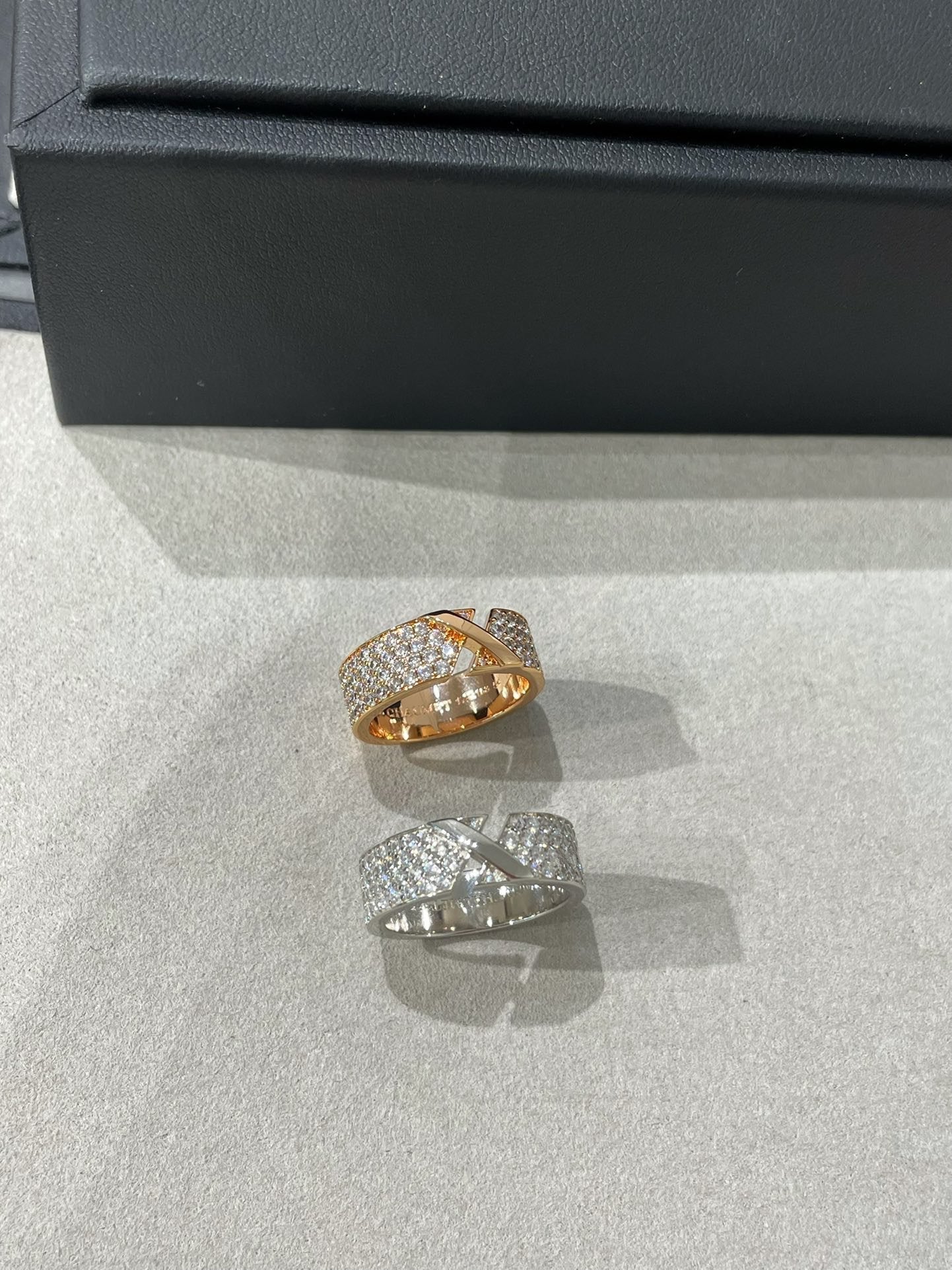 [Clover]LIENS EVIDENCE  DIAMOND PAVED RING