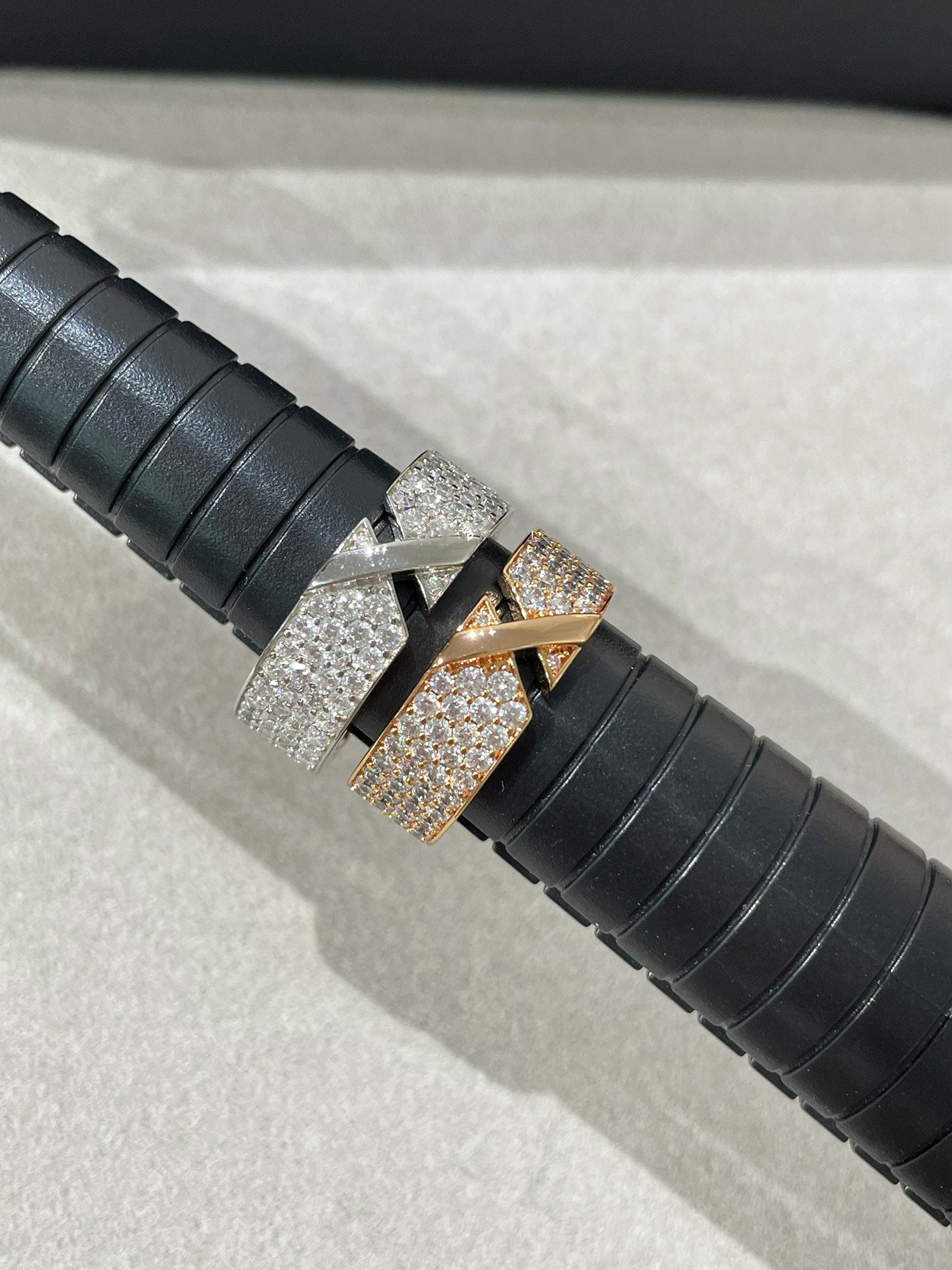 [Clover]LIENS EVIDENCE  DIAMOND PAVED RING