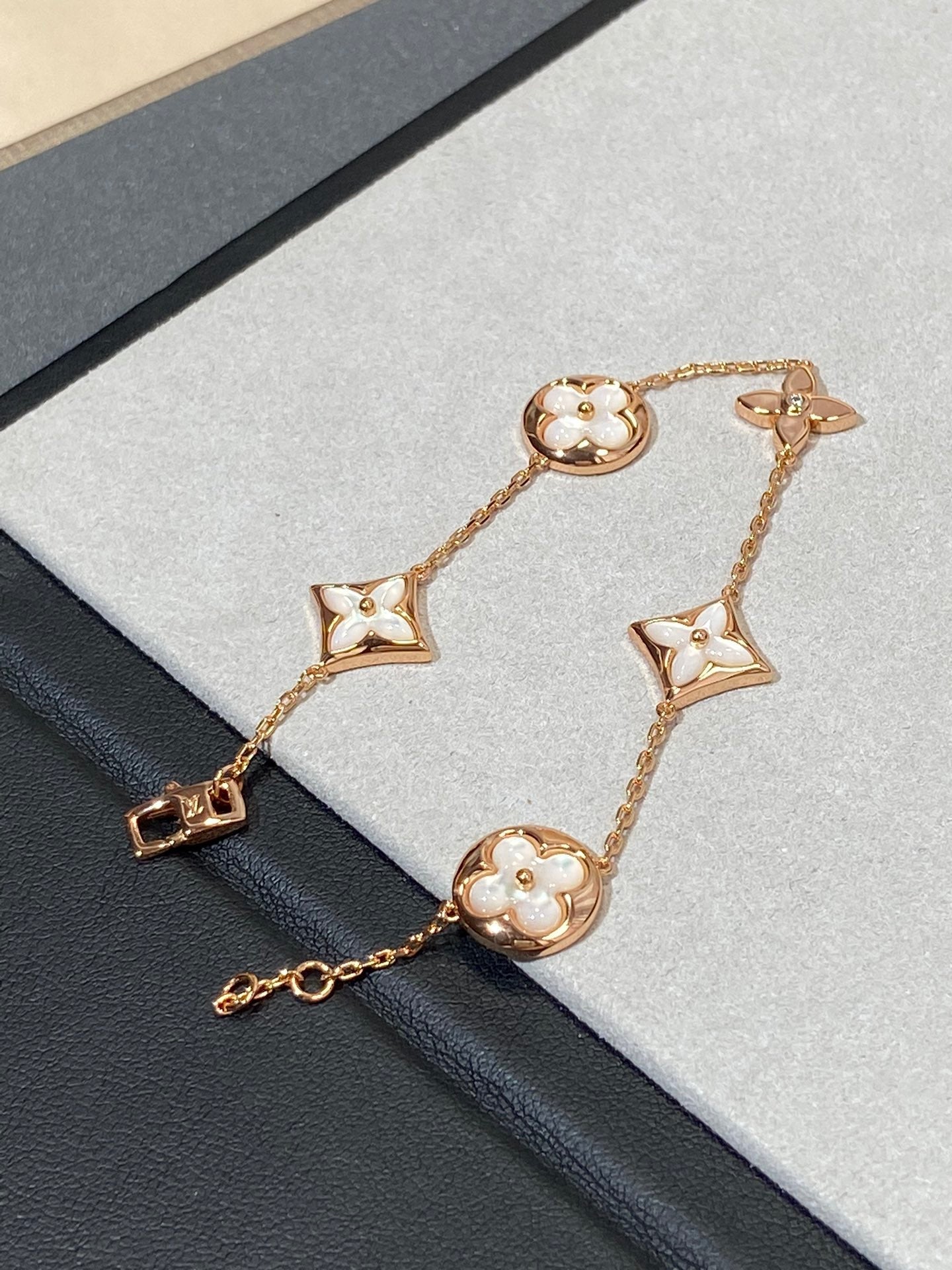 [Clover]STAR AND SUN 5 MOTIF MOP PINK GOLD BRACELET