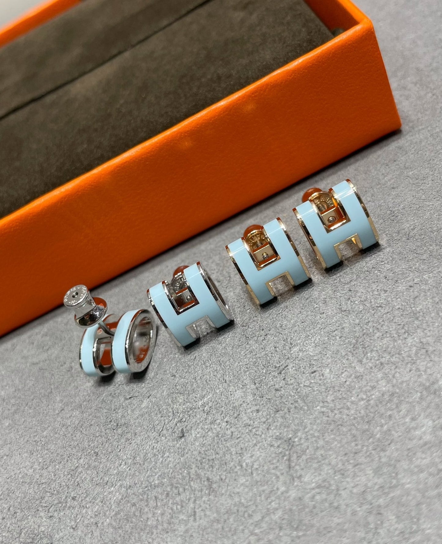 [Clover]POP H SKY BLUE STUD EARRINGS
