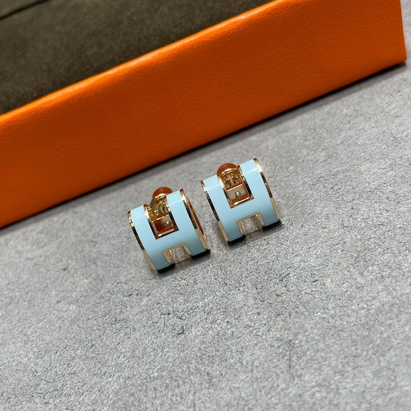[Clover]POP H SKY BLUE STUD EARRINGS