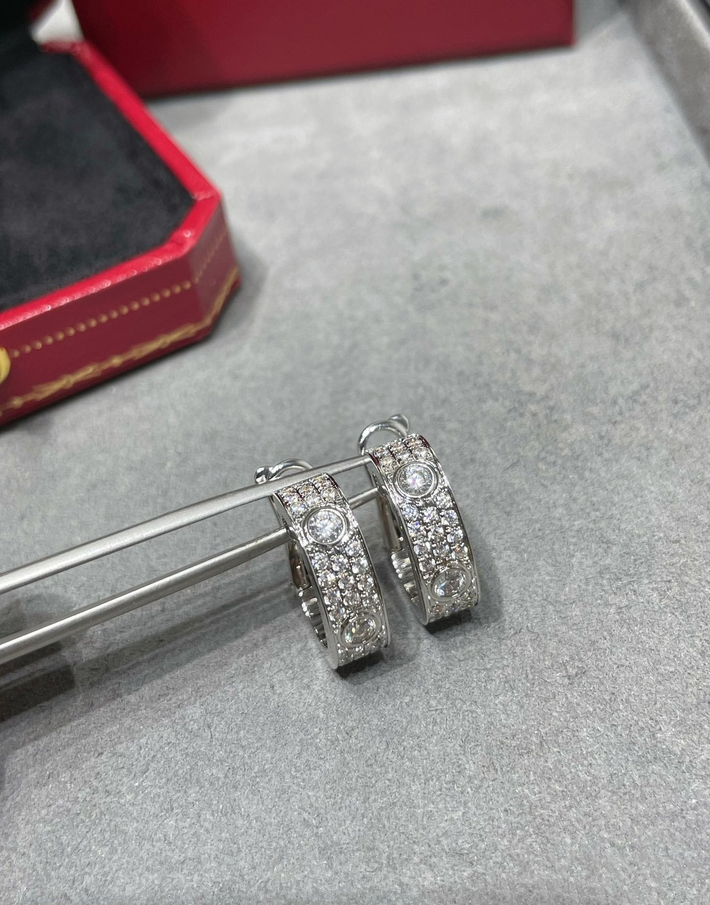 [Clover]LOVE 5.5MM DIAMOND PAVED EARRINGS