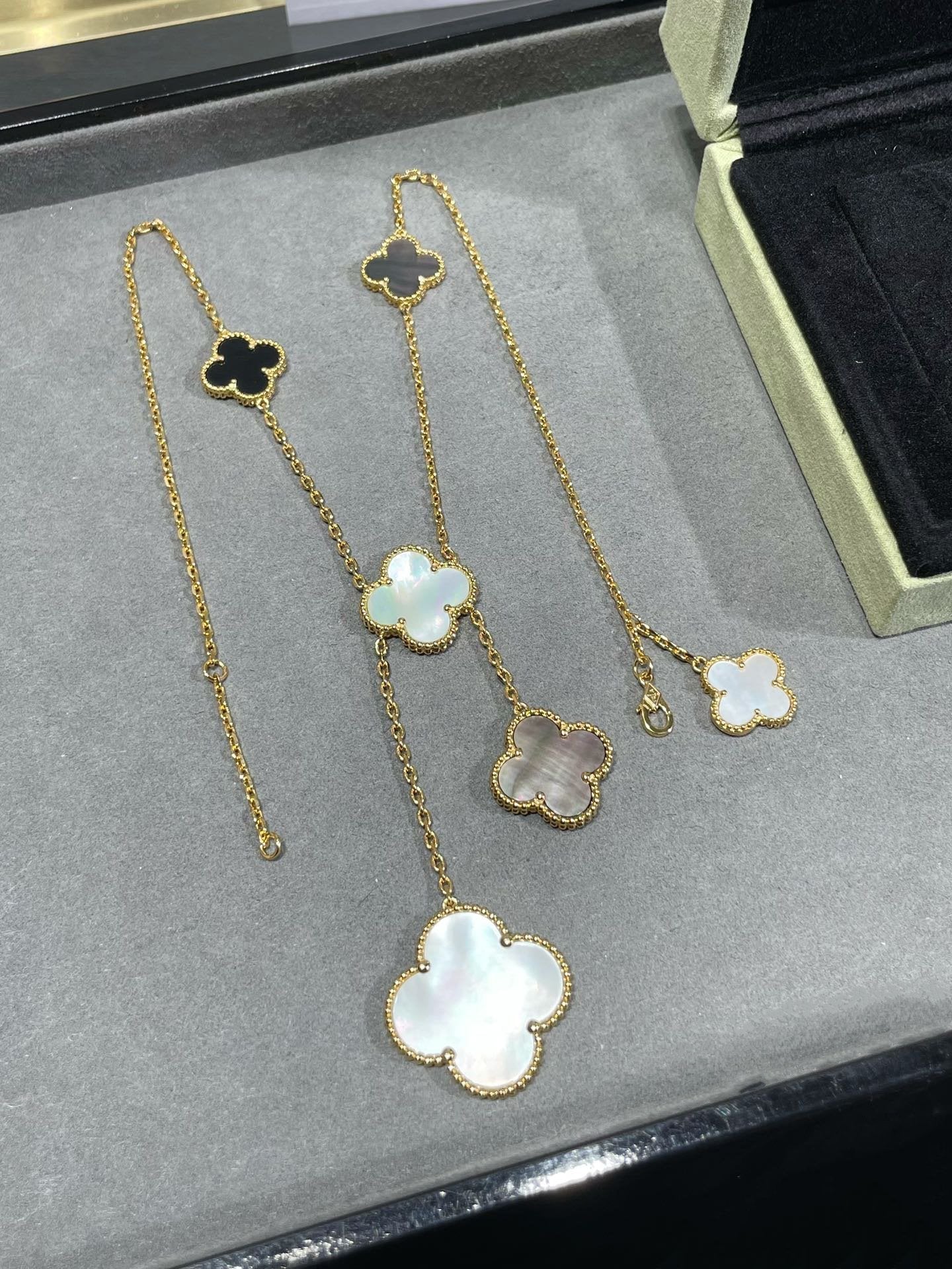 [Clover]CLOVER 6 MOTIF MOP ONYX GOLD NECKLACE