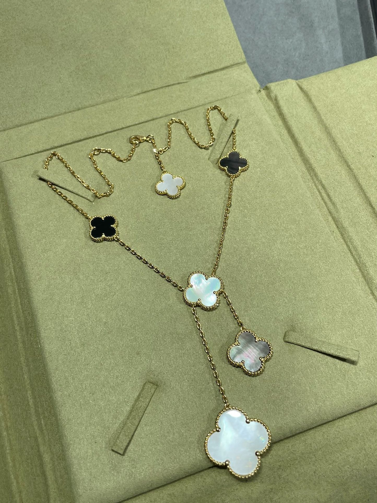 [Clover]CLOVER 6 MOTIF MOP ONYX GOLD NECKLACE