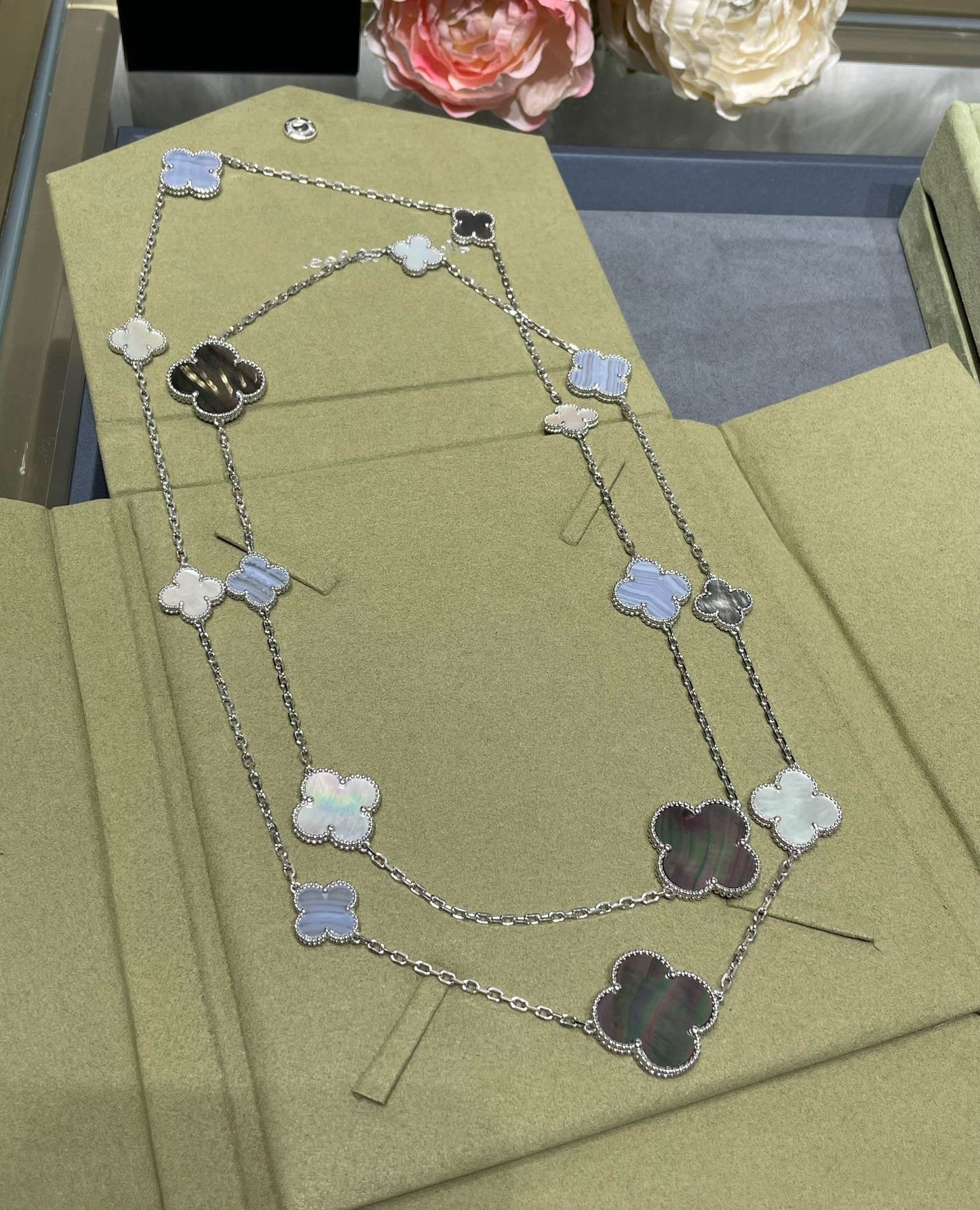 [Clover]CLOVER 16 MOTIF CHALCEDONY MOP SILVER NECKLACE