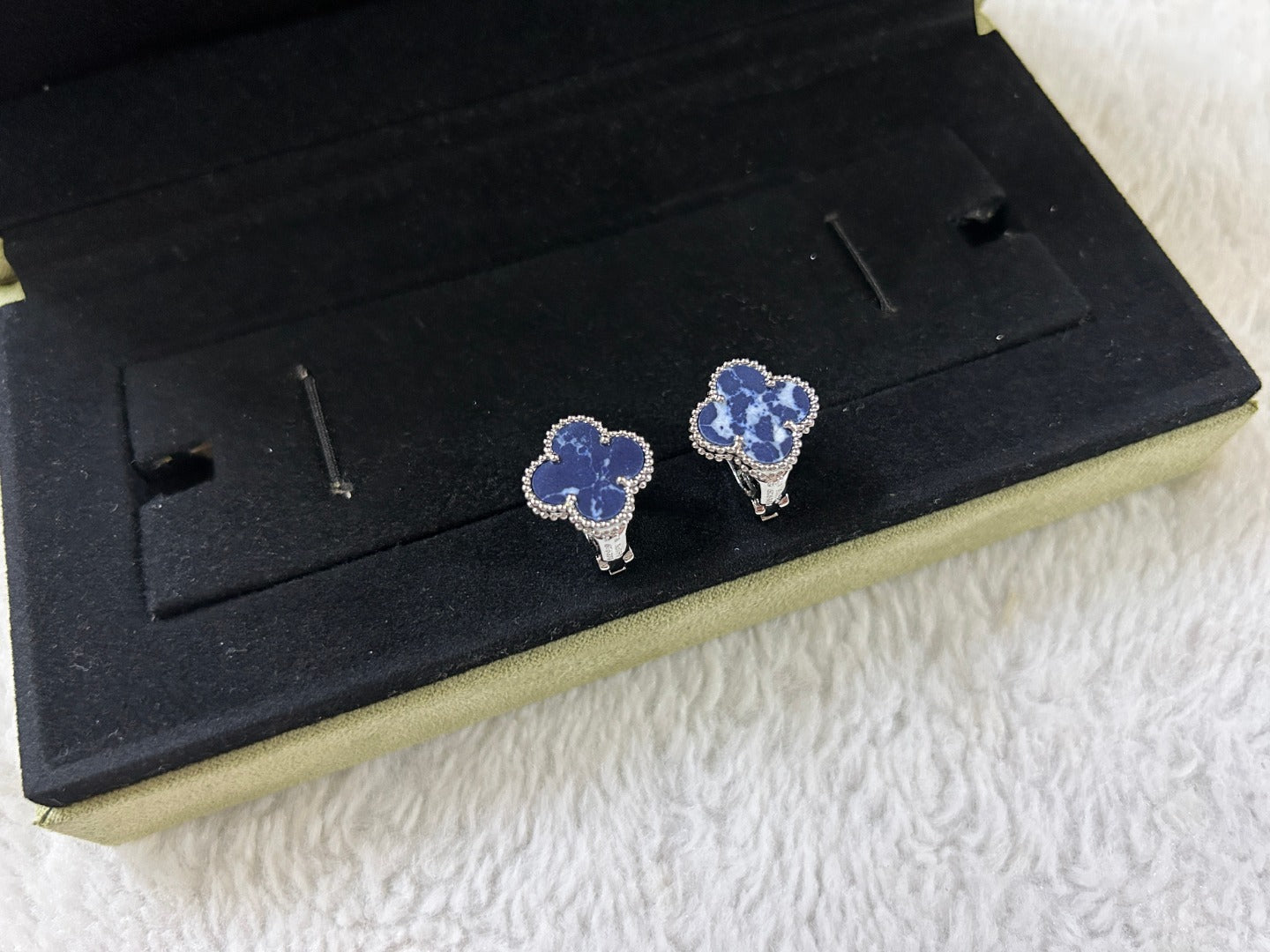 [Clover]CLOVER PIETERSITE MEDIUM STUD EARRINGS