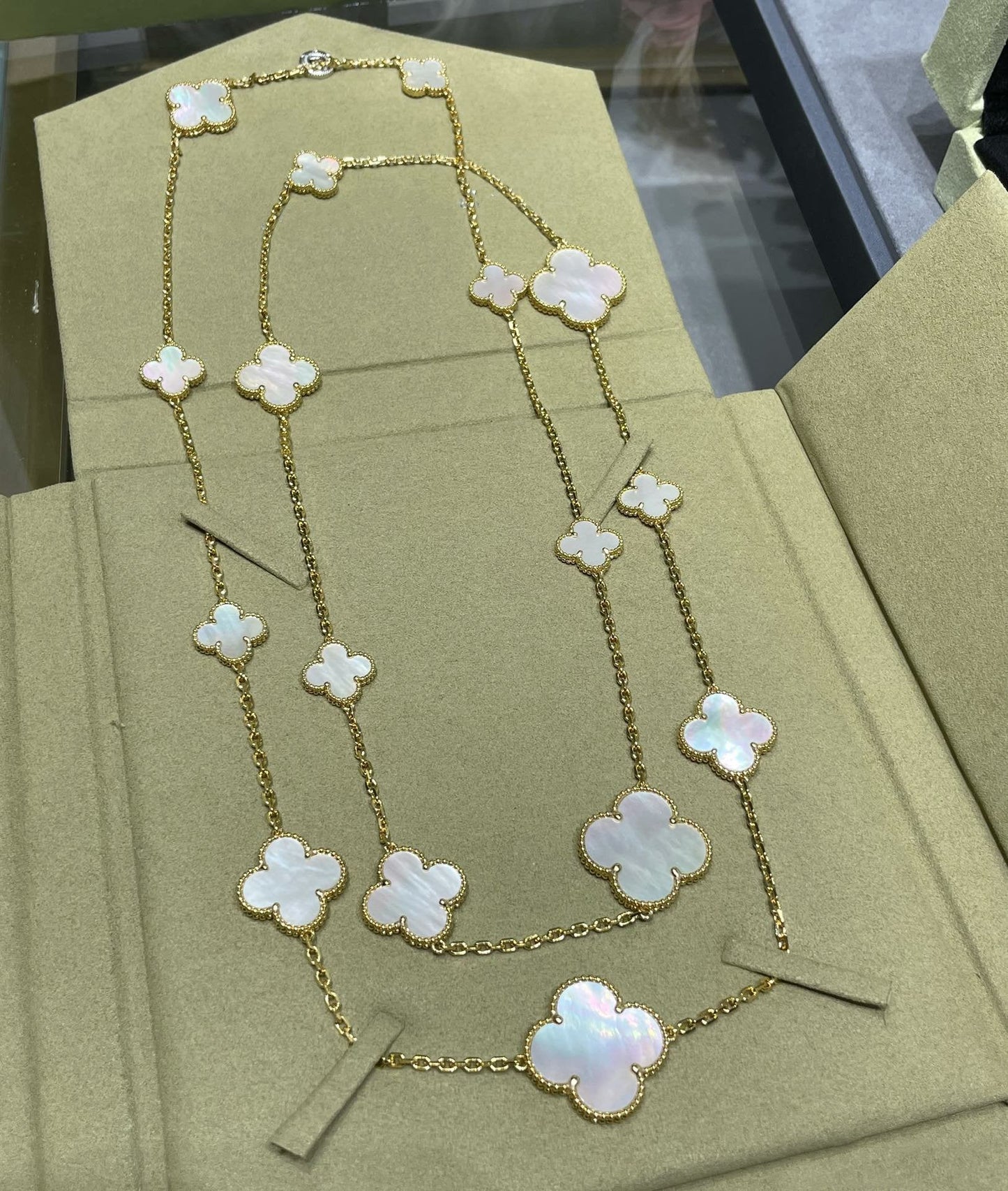 [Clover]CLOVER 16 MOTIF WHITE MOP GOLD NECKLACE