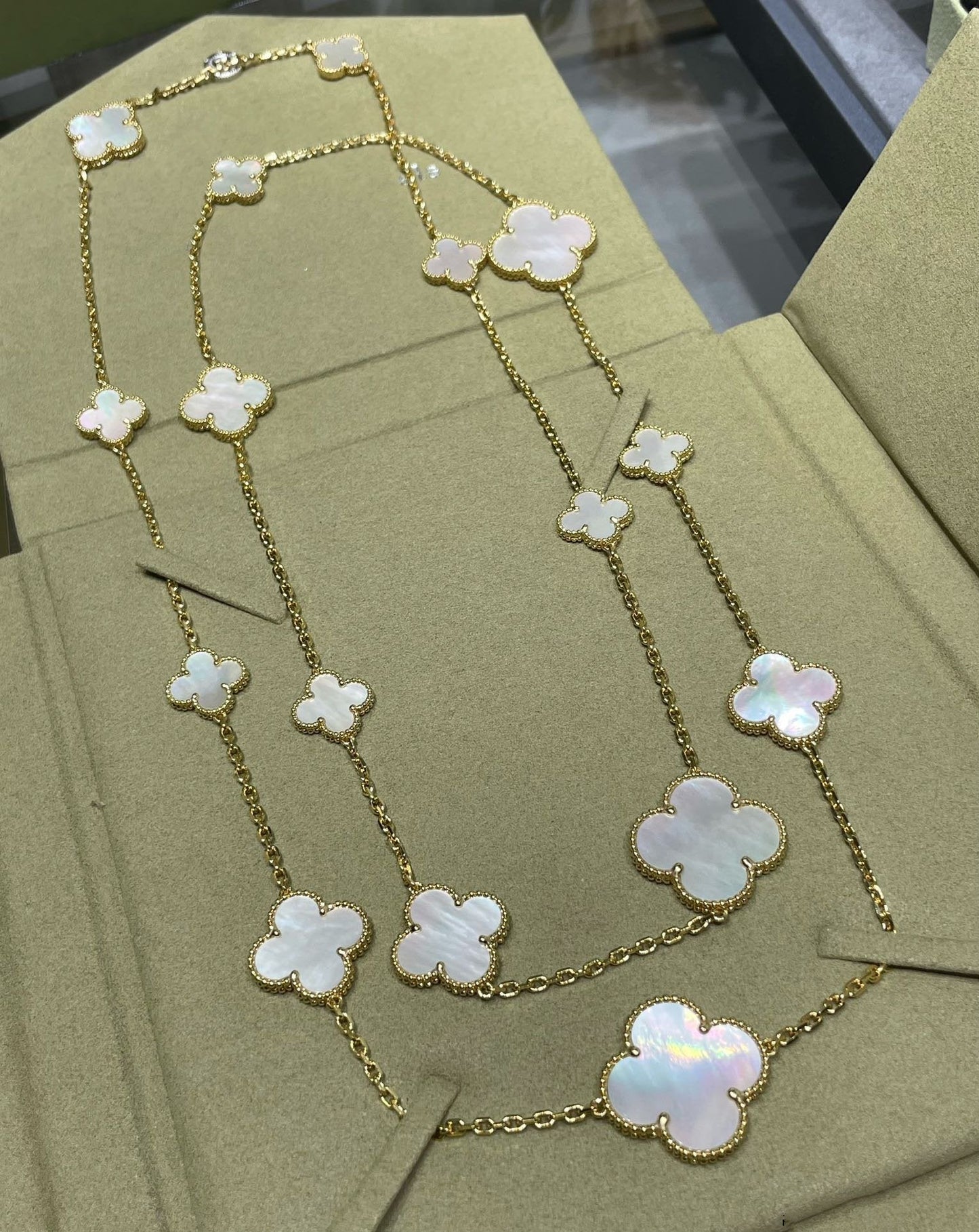 [Clover]CLOVER 16 MOTIF WHITE MOP GOLD NECKLACE