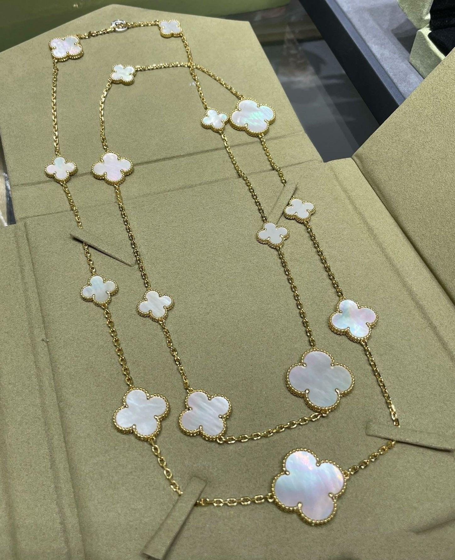 [Clover]CLOVER 16 MOTIF WHITE MOP GOLD NECKLACE