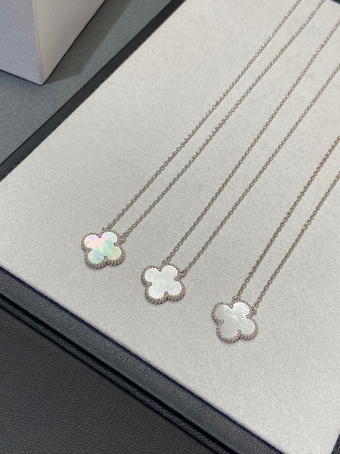 [Clover]CLOVER MEDIUM SILVER WHITE MOP NECKLACE