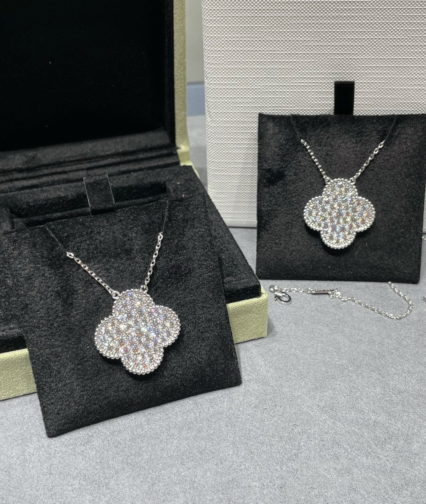 [Clover]CLOVER 25MM LARGE PENDANT DIAMOND PAVED SILVER NECKLACE