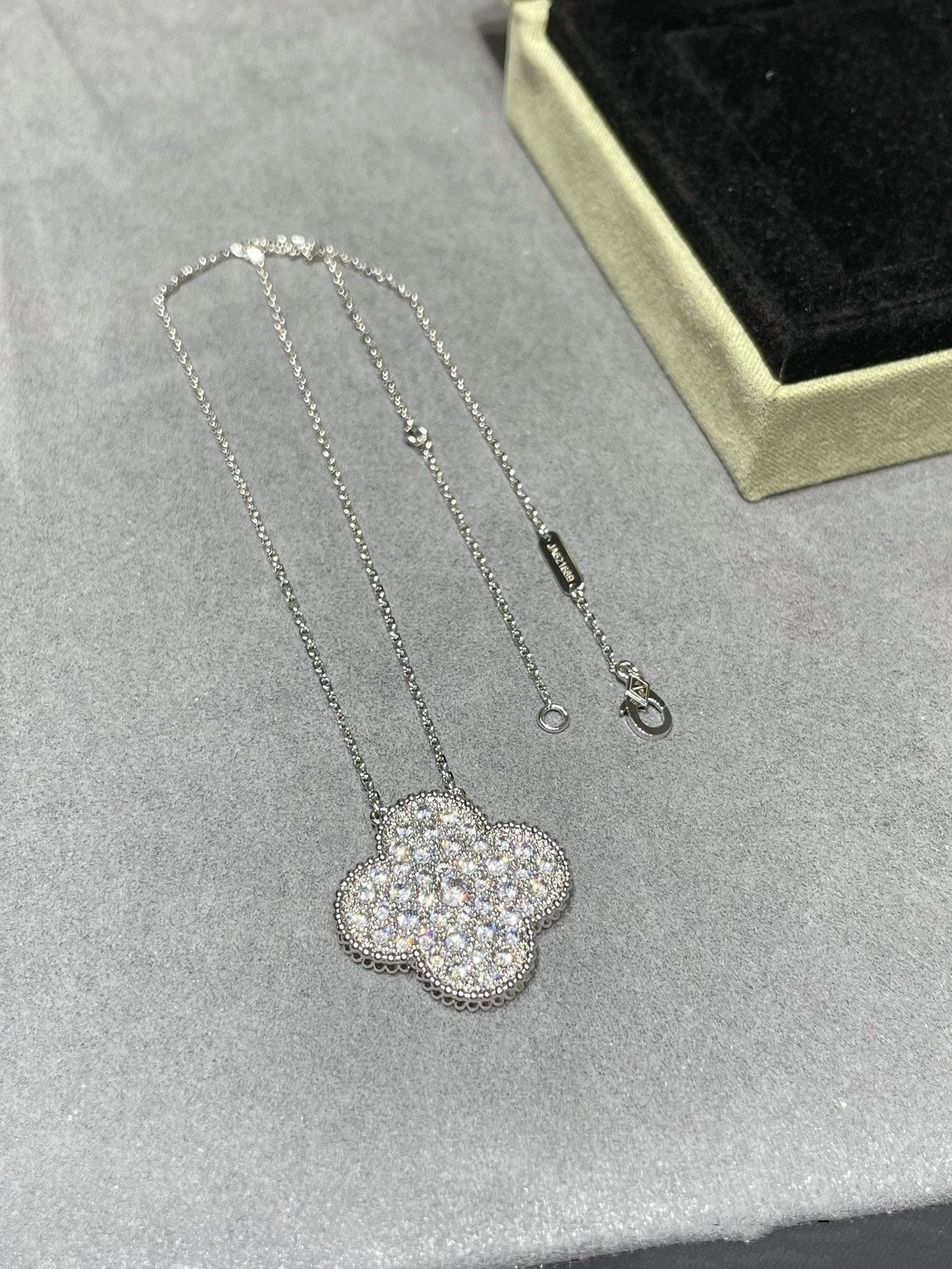 [Clover]CLOVER 25MM LARGE PENDANT DIAMOND PAVED SILVER NECKLACE