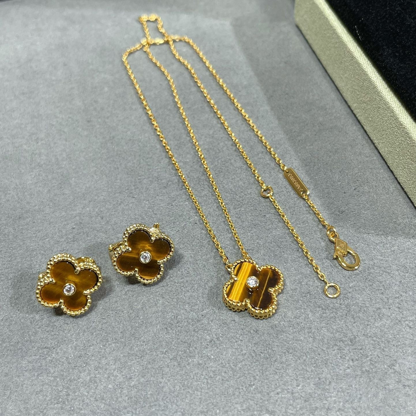 [Clover]CLOVER 15MM DIAMOND AND YELLOW TIGER'S EYE AGATE necklace