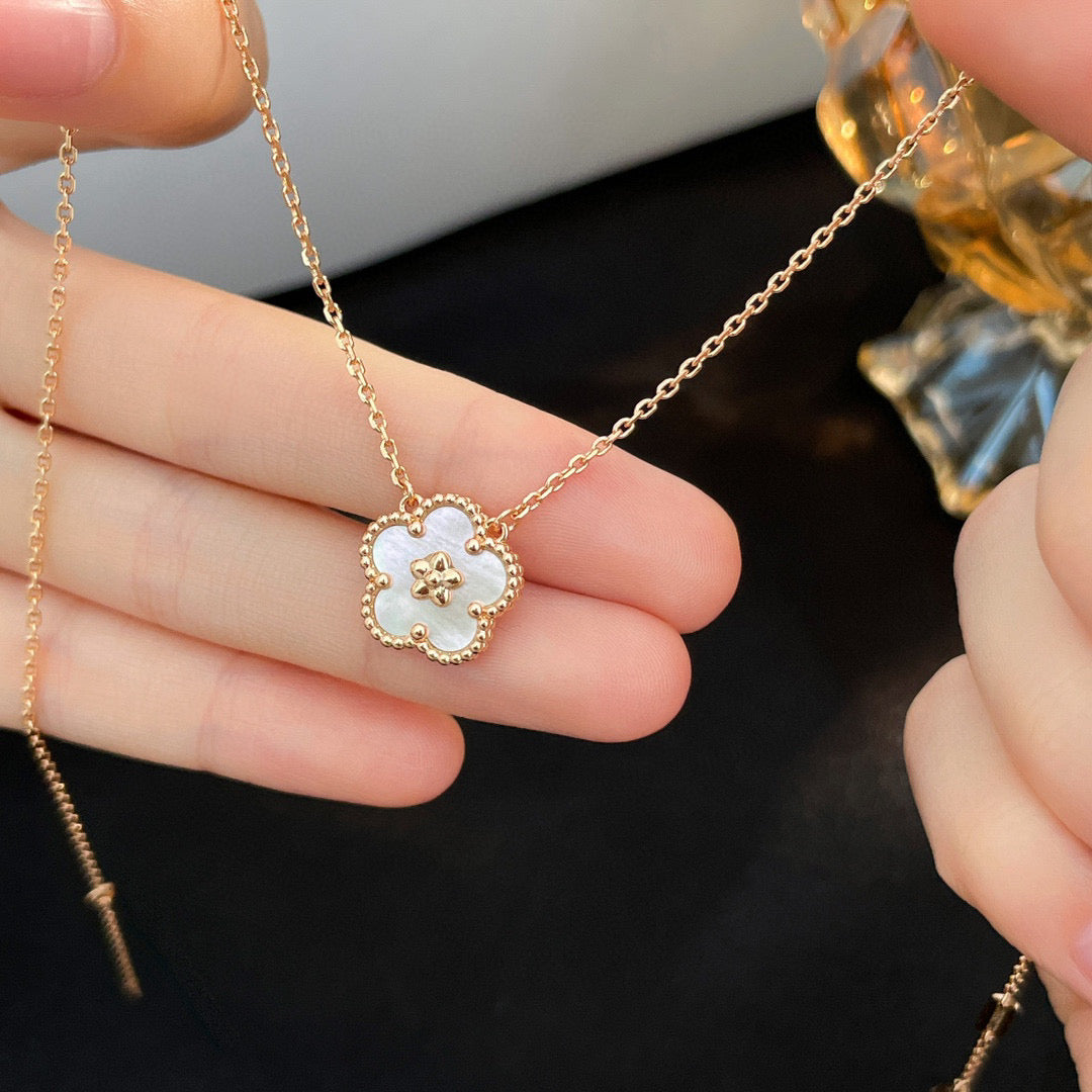[Clover]LUCKY  WHITE MOP  PLUM BLOSSOM NECKLACE