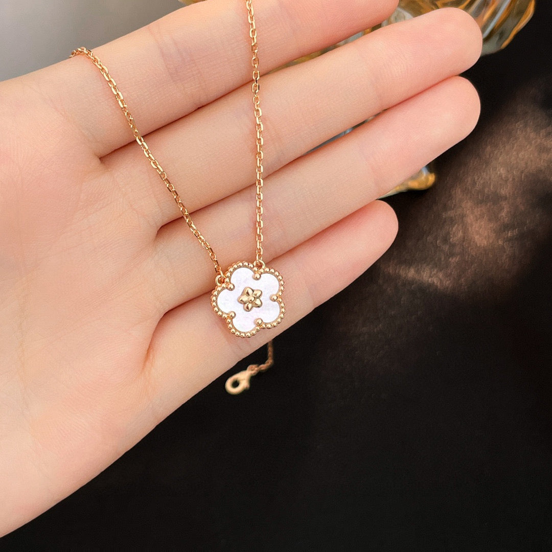 [Clover]LUCKY  WHITE MOP  PLUM BLOSSOM NECKLACE