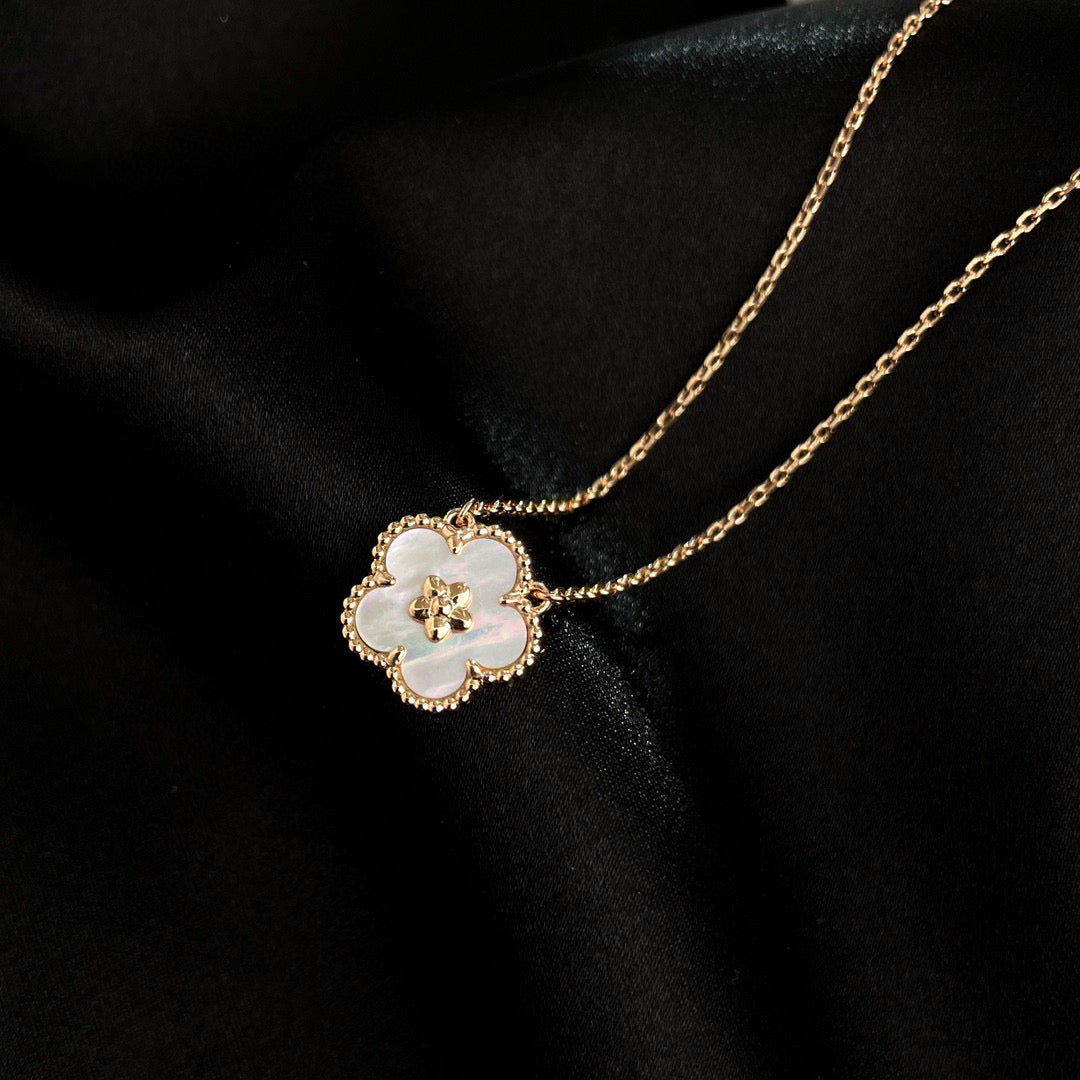 [Clover]LUCKY  WHITE MOP  PLUM BLOSSOM NECKLACE