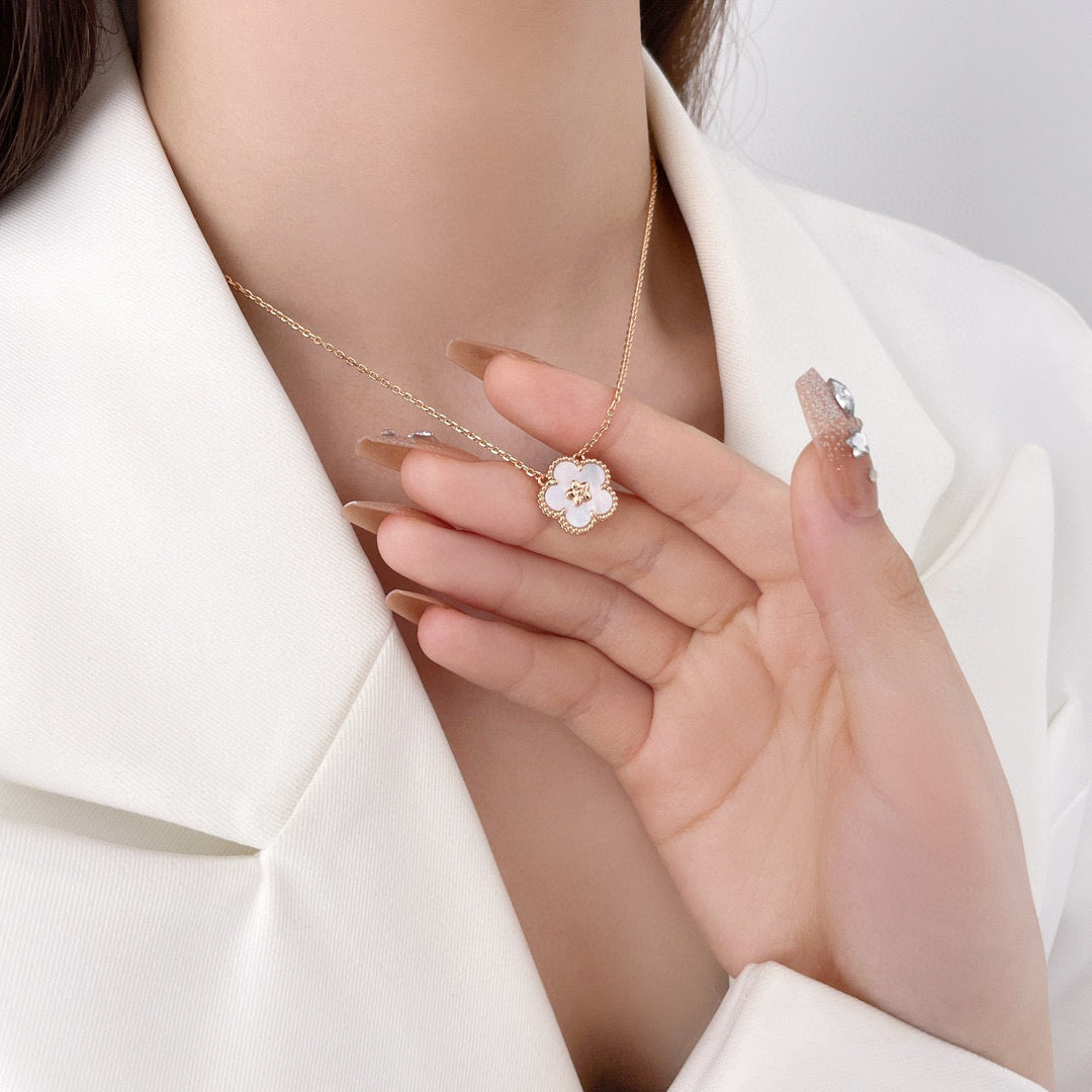[Clover]LUCKY  WHITE MOP  PLUM BLOSSOM NECKLACE