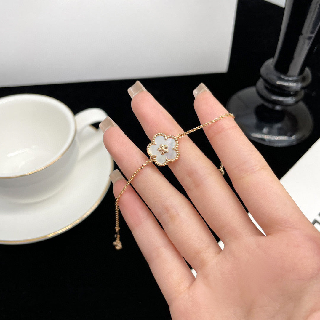 [Clover]LUCKY WHITE MOP PLUM BLOSSOM  BRACELET