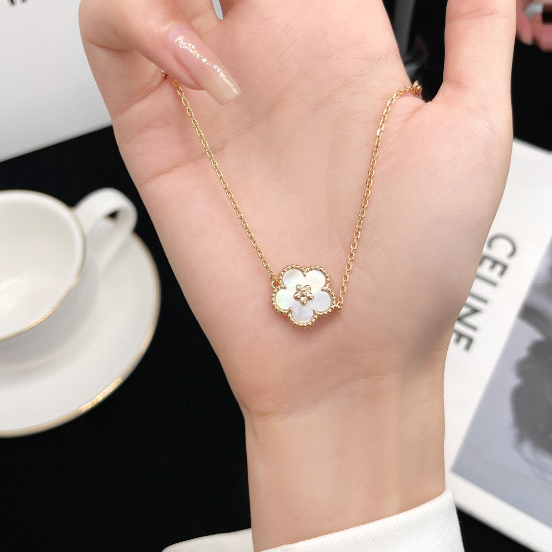 [Clover]LUCKY WHITE MOP PLUM BLOSSOM  BRACELET