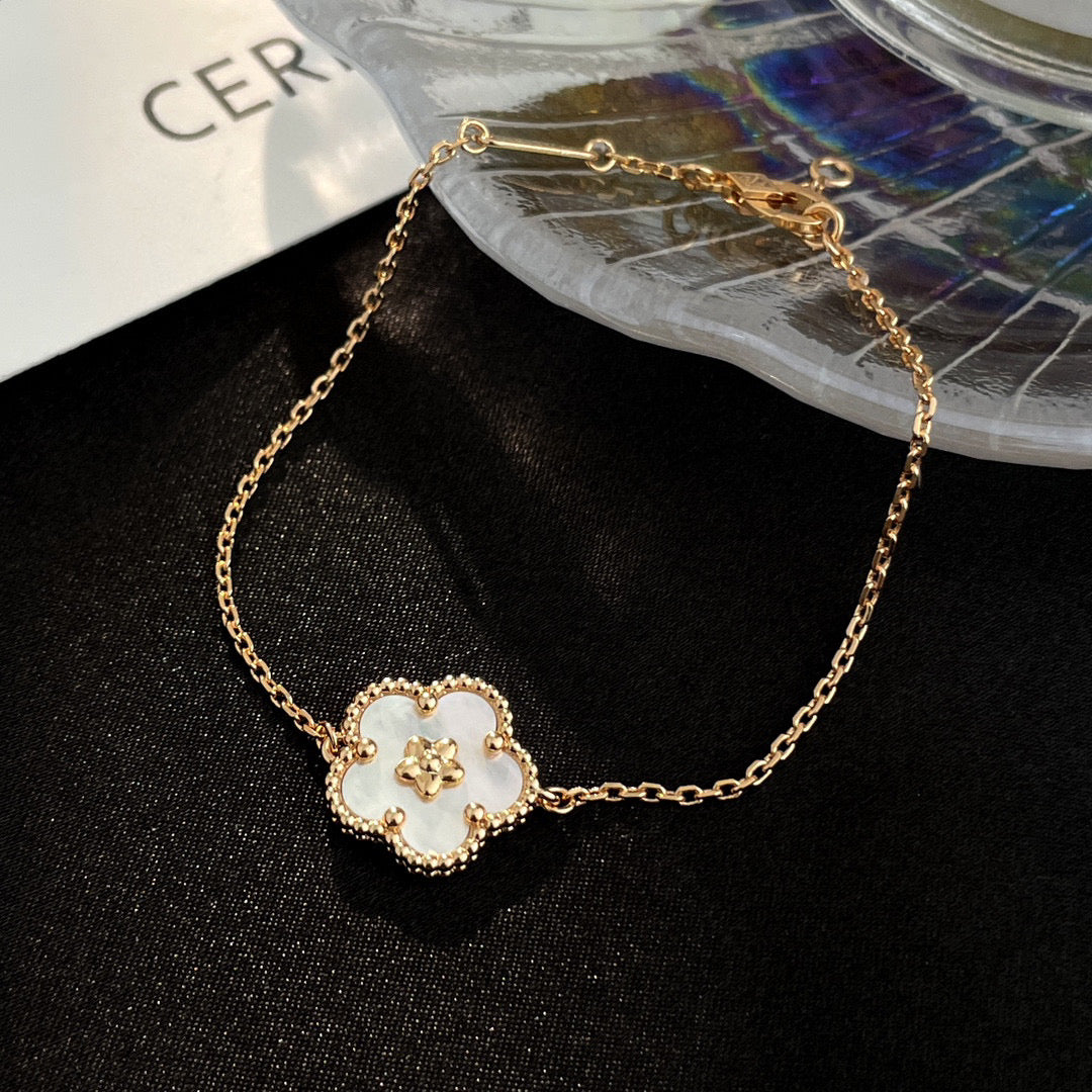 [Clover]LUCKY WHITE MOP PLUM BLOSSOM  BRACELET