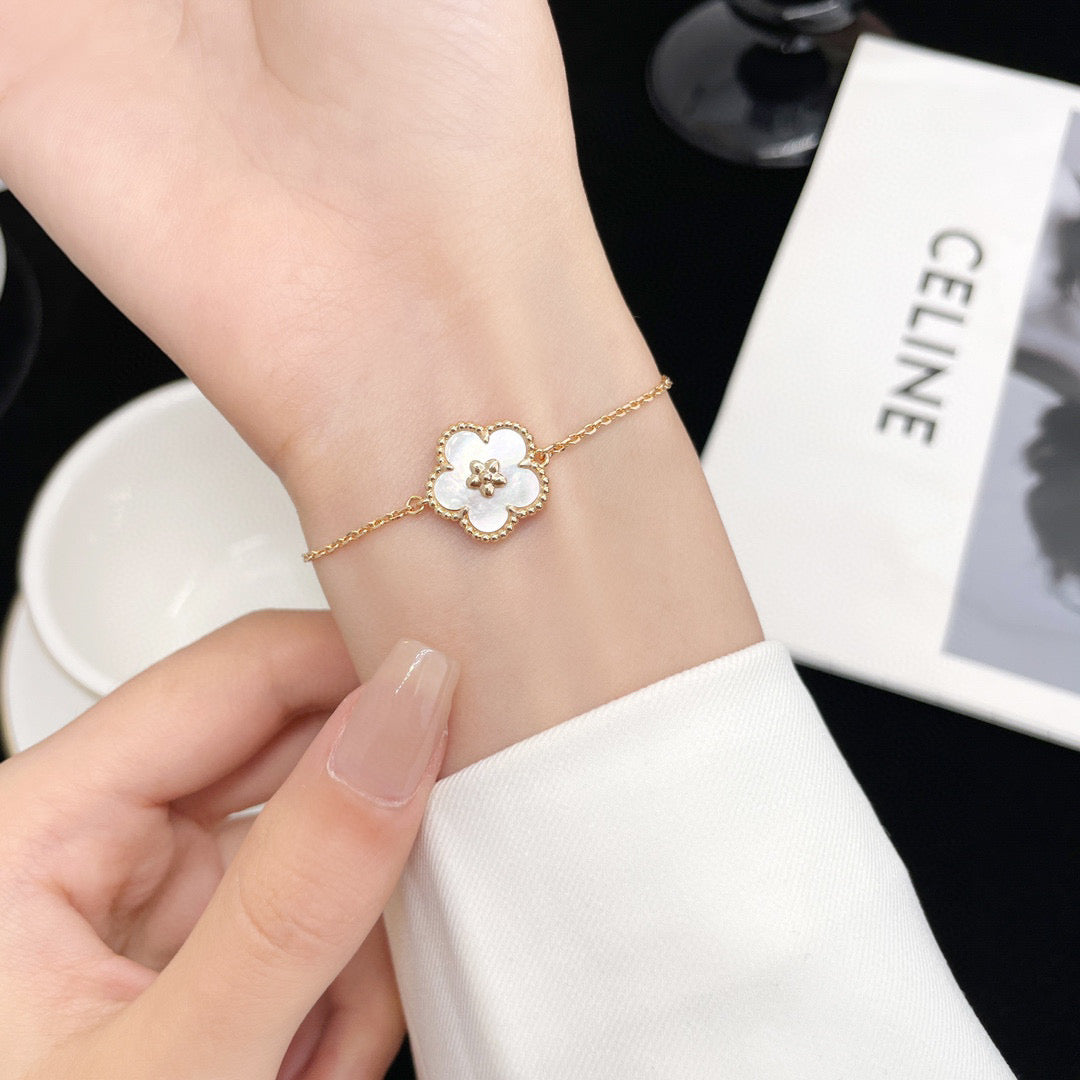 [Clover]LUCKY WHITE MOP PLUM BLOSSOM  BRACELET