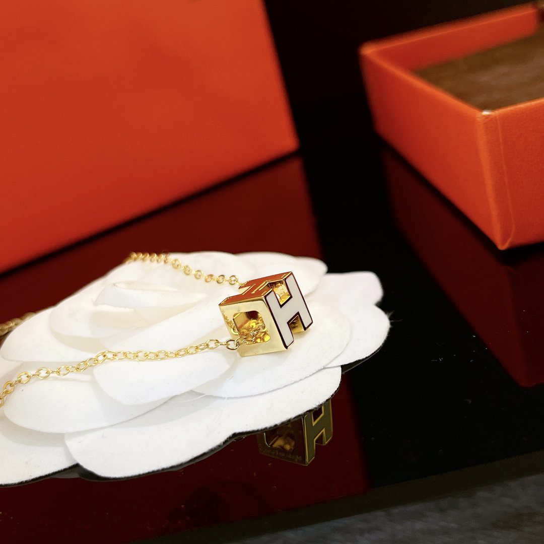 [Clover]H WHITE SQUARE GOLD NECKLACE