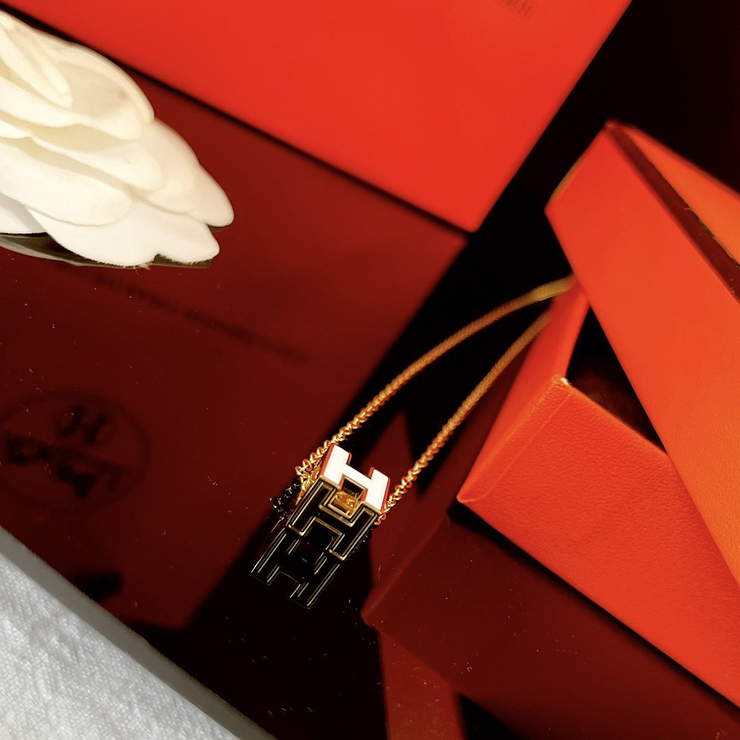 [Clover]H WHITE SQUARE GOLD NECKLACE