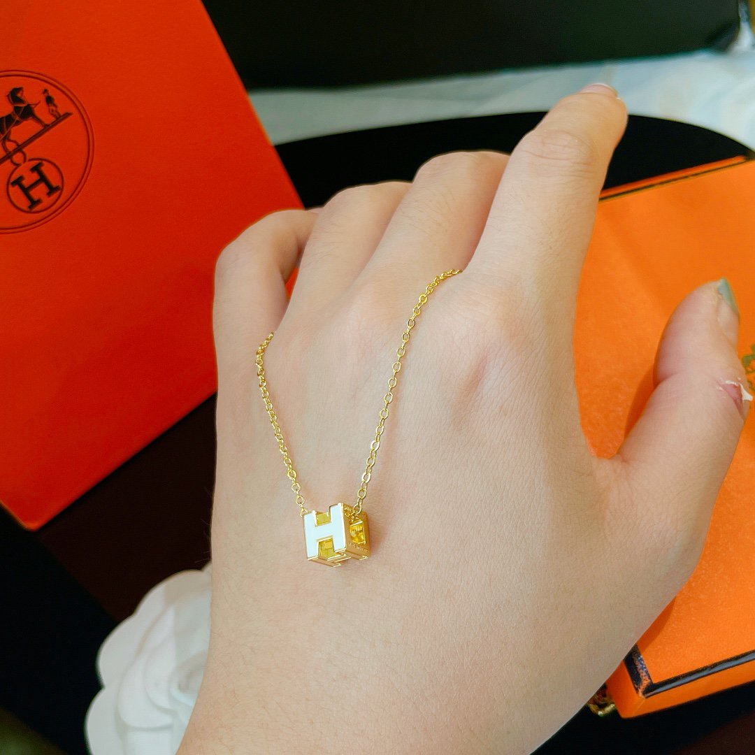 [Clover]H WHITE SQUARE GOLD NECKLACE