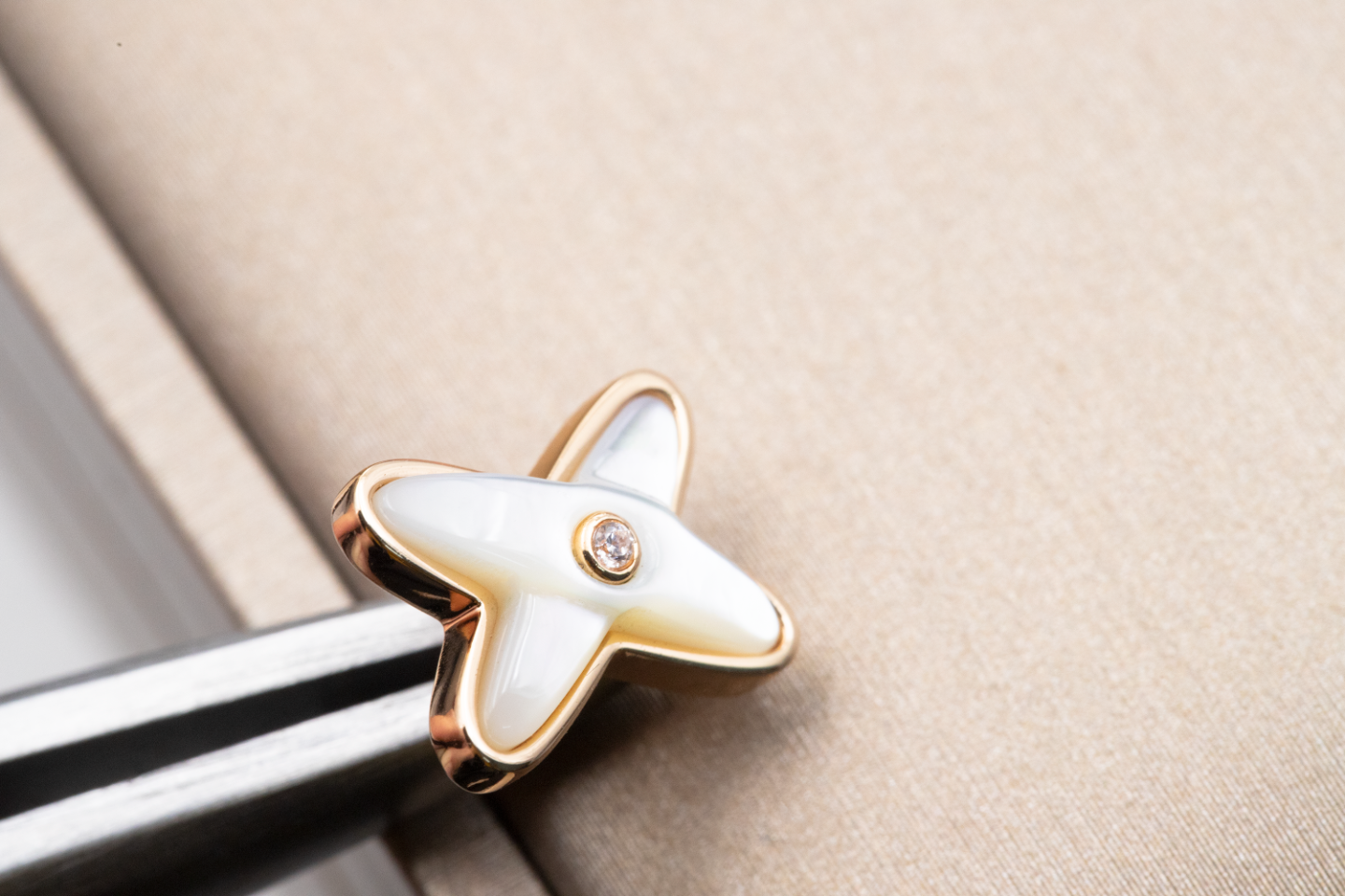 [Clover]JEUX DE WHITE MOP PINK GOLD DIAMOND EARRINGS