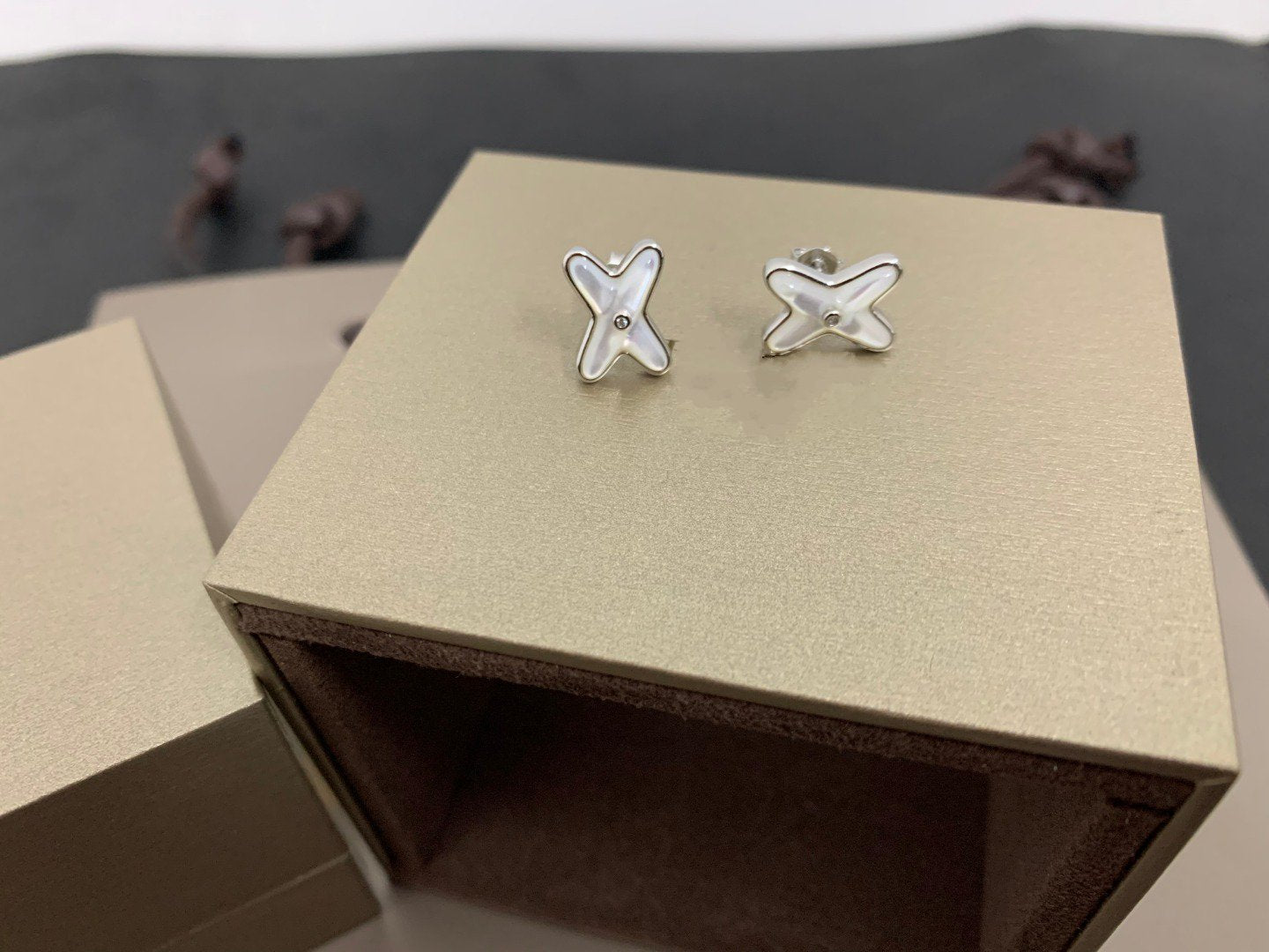 [Clover]JEUX DE WHITE MOP SILVER DIAMOND EARRINGS
