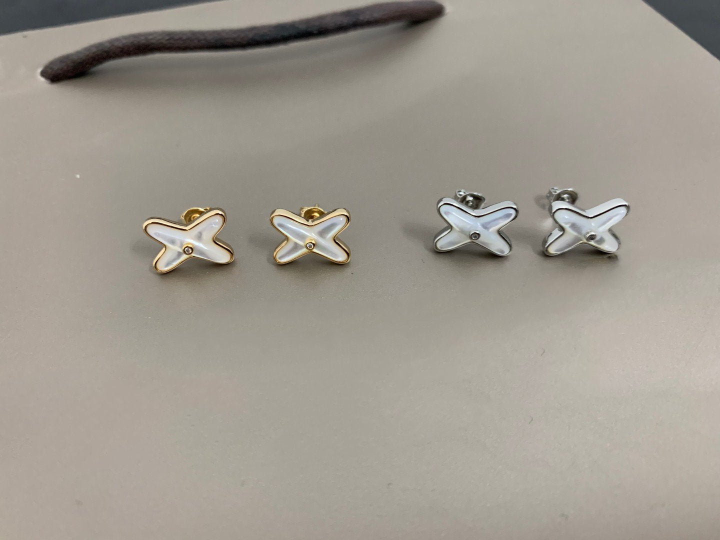 [Clover]JEUX DE WHITE MOP SILVER DIAMOND EARRINGS