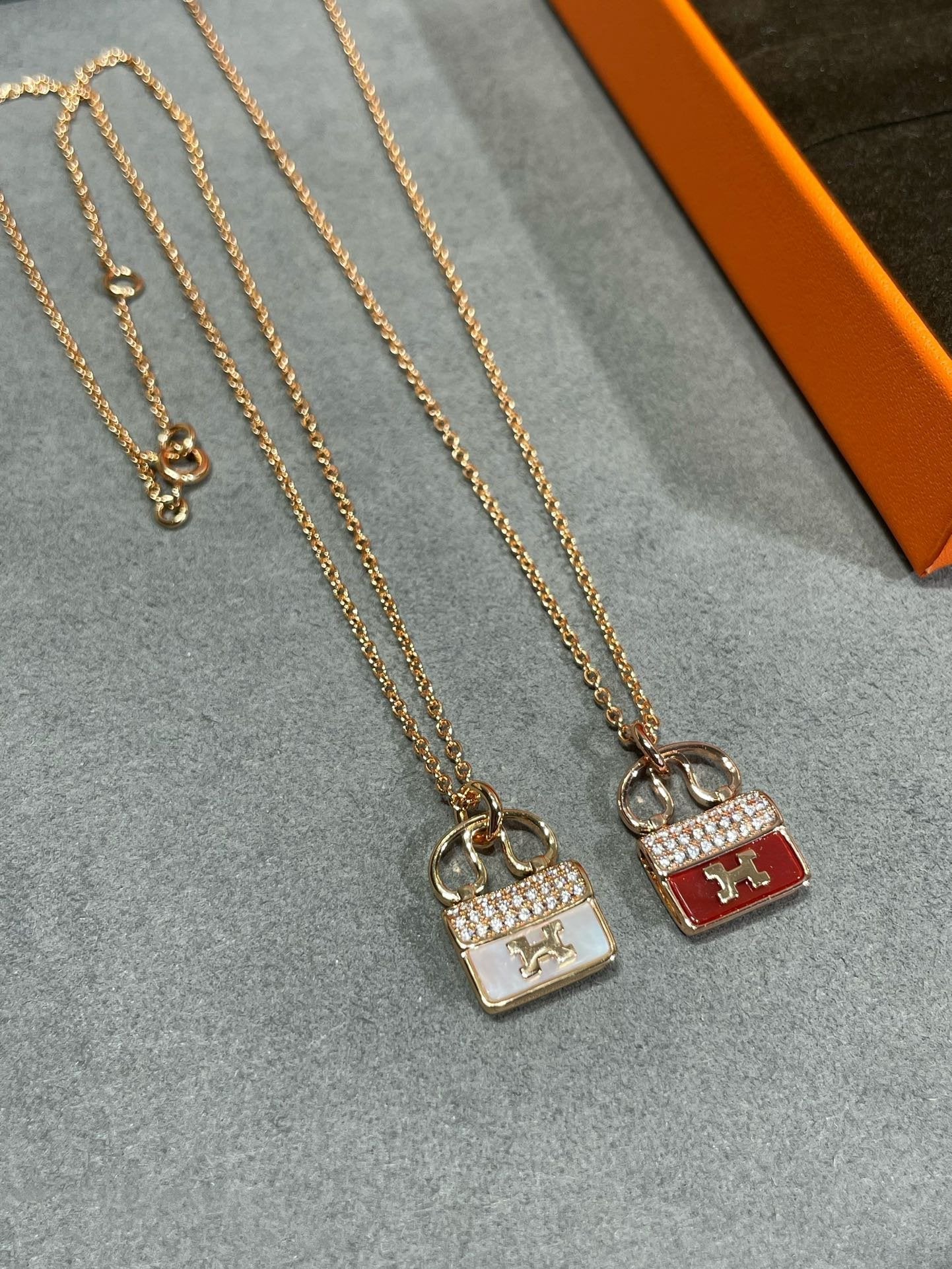 [Clover]H CIRCE MOISSANITE PENDANT NECKLACE GOLD
