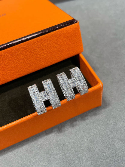 [Clover]H STUD EARRINGS WITH SILVER DIAMONDS