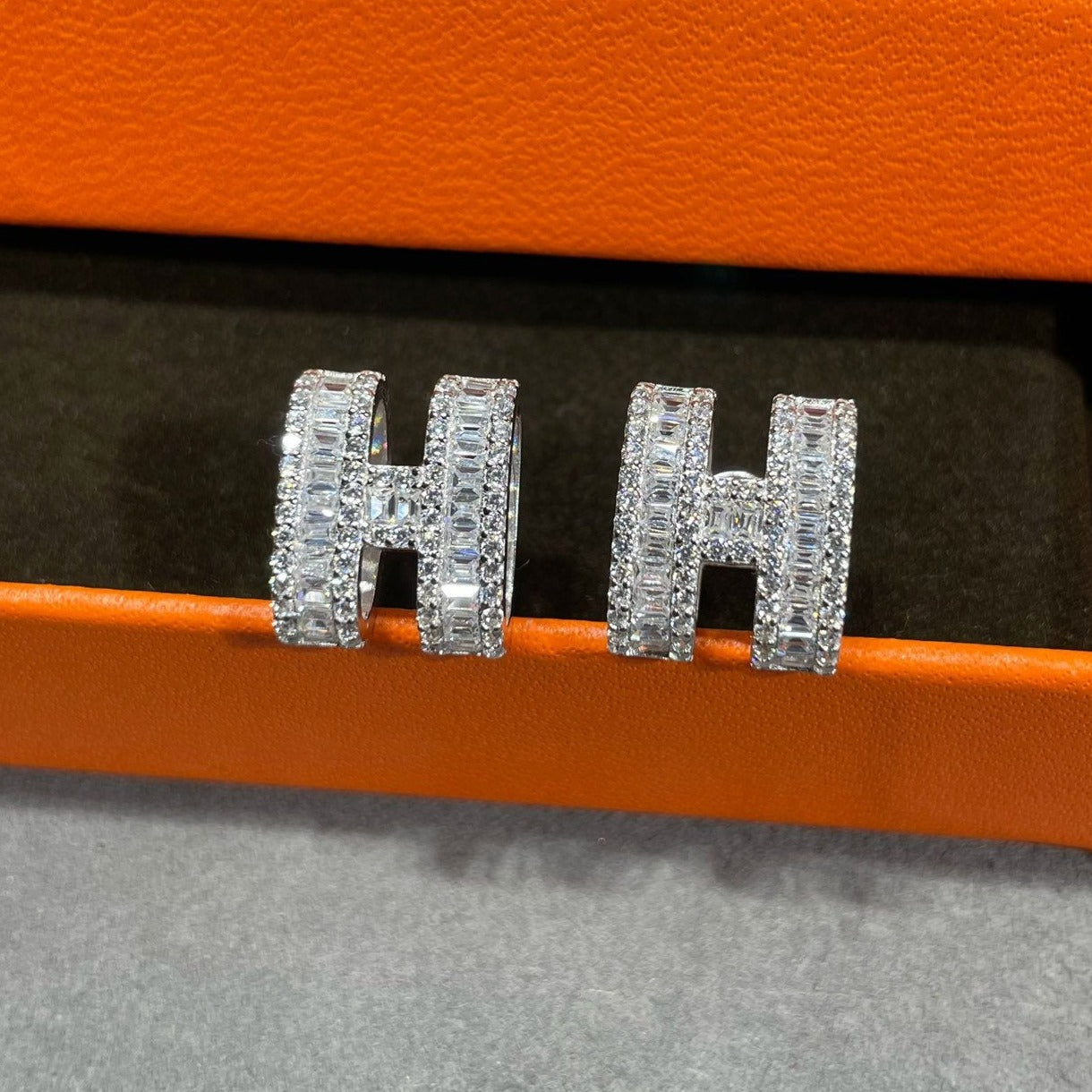 [Clover]H STUD EARRINGS WITH SILVER DIAMONDS