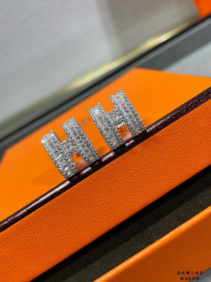 [Clover]H STUD EARRINGS WITH SILVER DIAMONDS