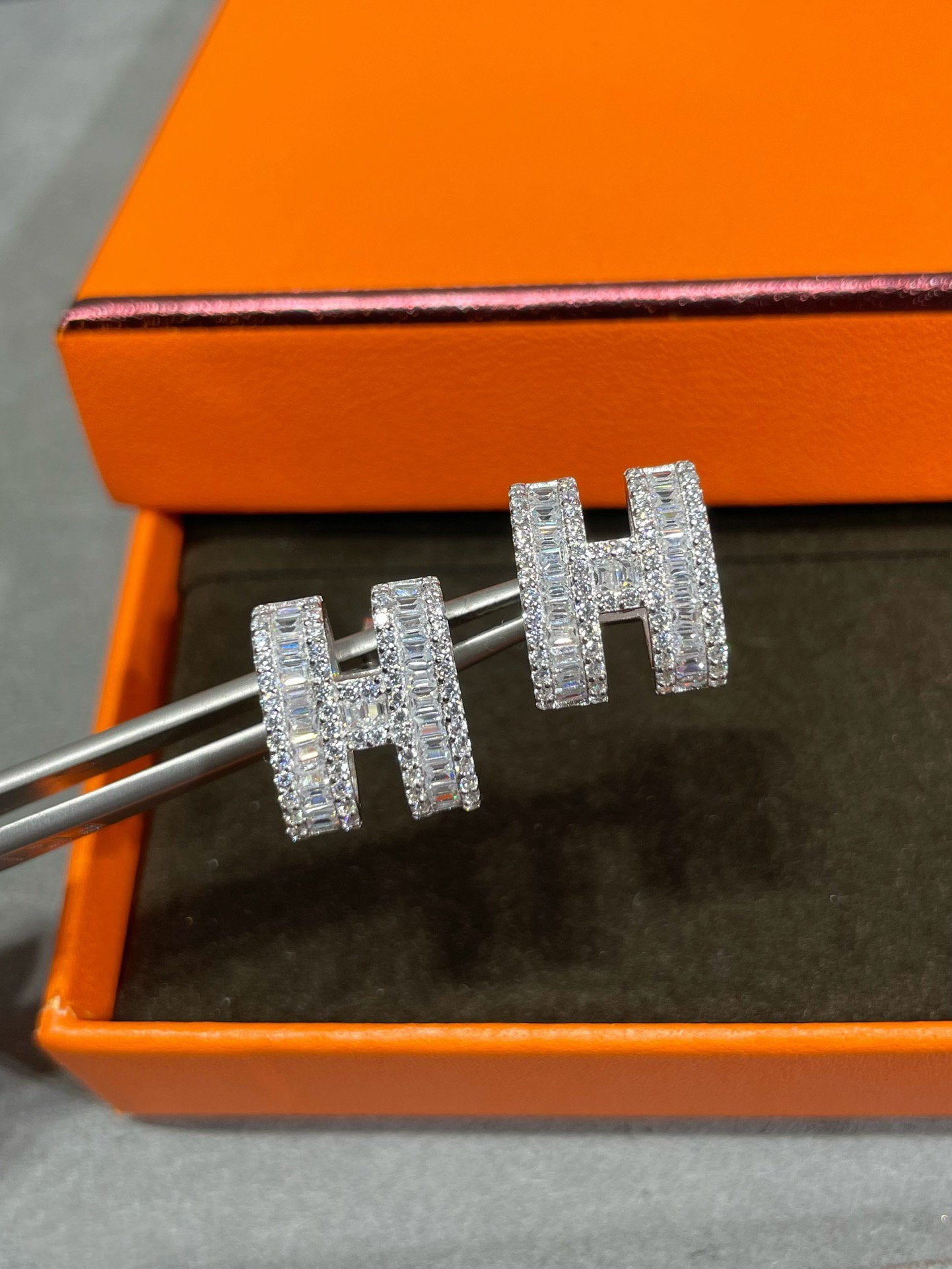 [Clover]H STUD EARRINGS WITH SILVER DIAMONDS