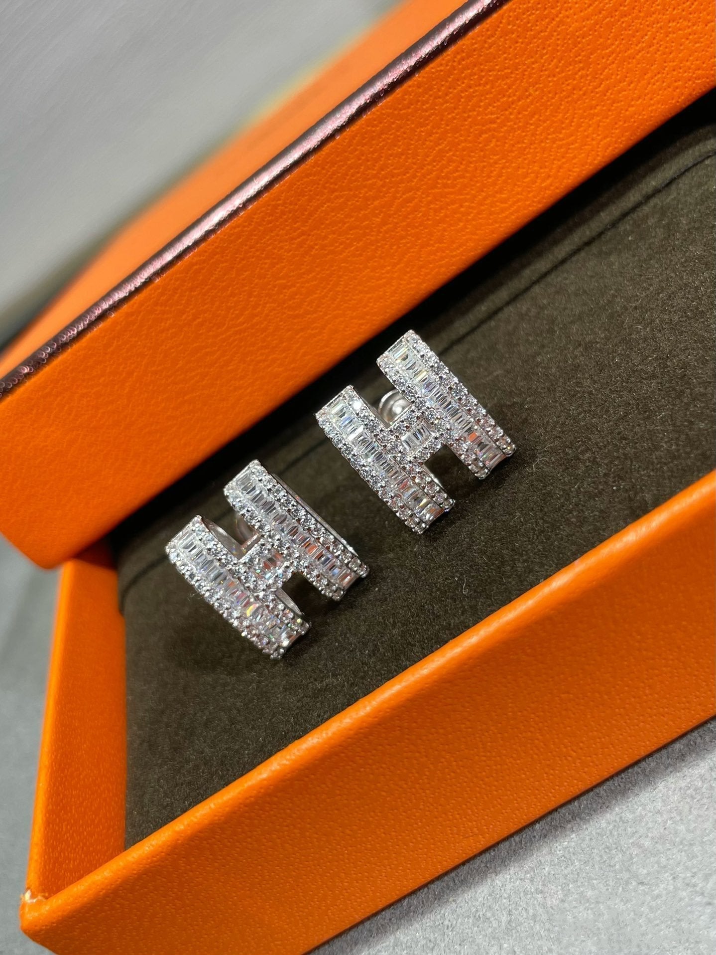 [Clover]H STUD EARRINGS WITH SILVER DIAMONDS