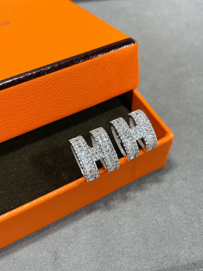 [Clover]H STUD EARRINGS WITH SILVER DIAMONDS