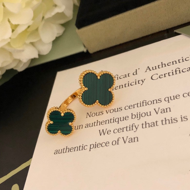[Clover]CLOVER BETWEEN THE FINGER RING