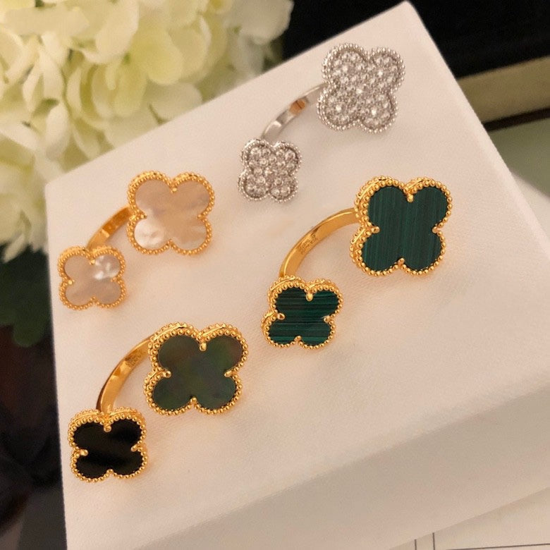 [Clover]CLOVER BETWEEN THE FINGER RING